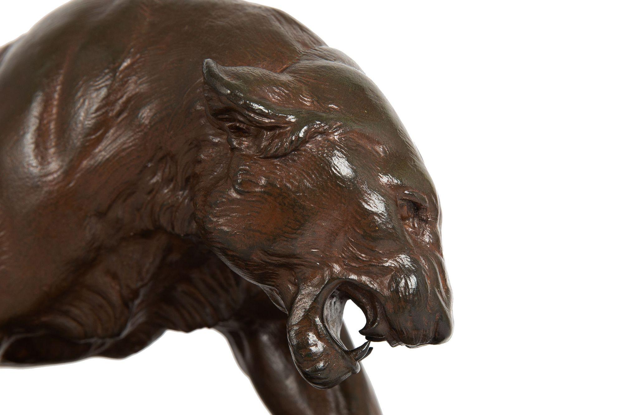 French Antique Bronze Sculpture of Lioness & Cubs by Charles Valton, circa 1910 For Sale 1