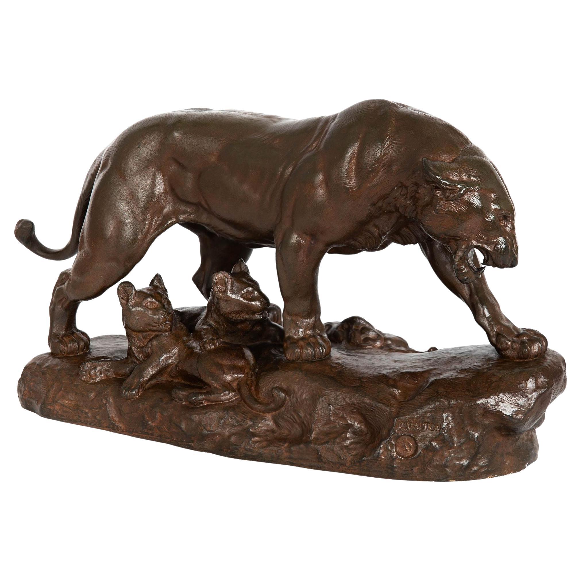 Scultura in bronzo antico francese con leonessa e cuccioli di Charles Valton, circa 1910