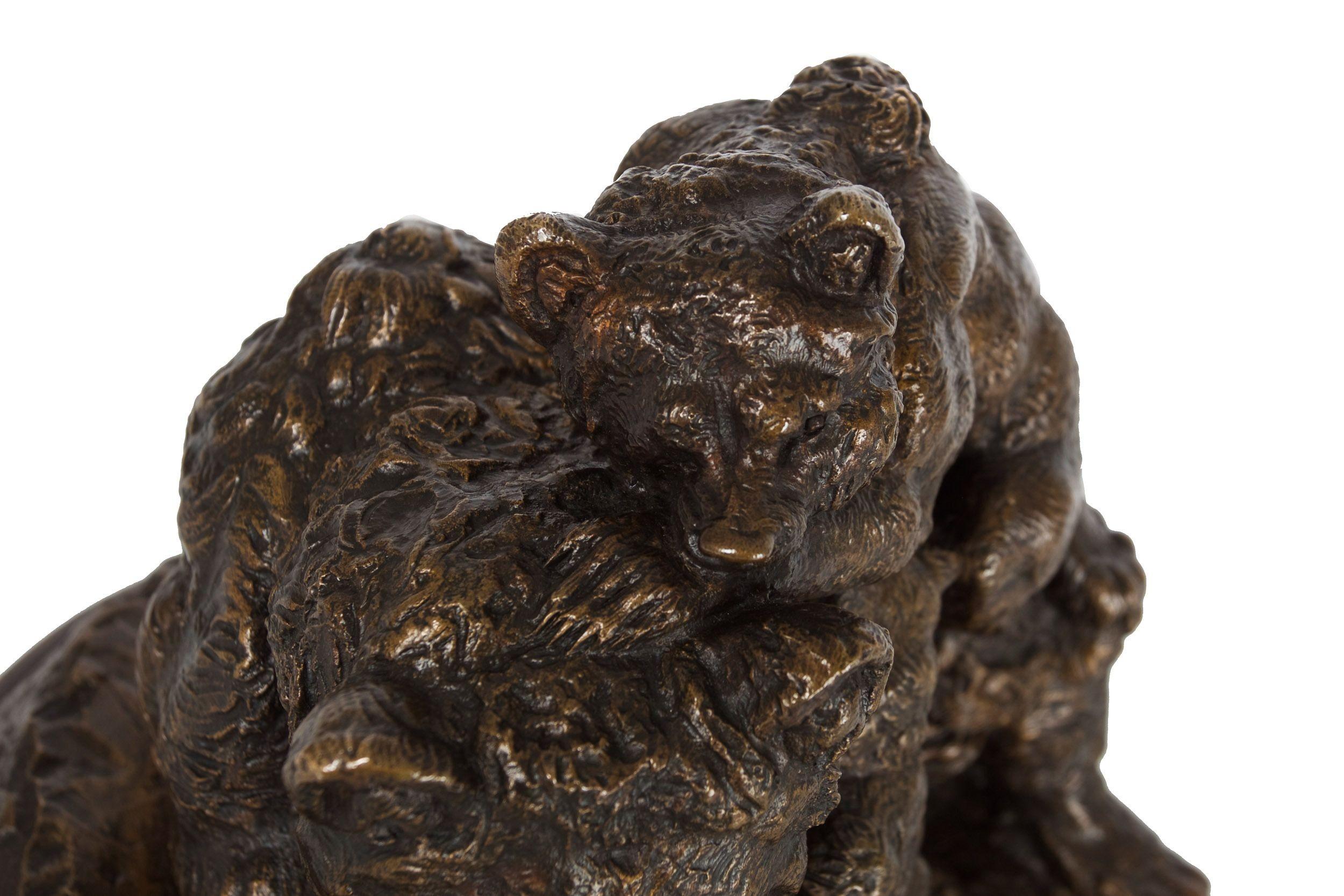Sculpture française en bronze ancien représentant une mère ours et des cubes par Paul E. Delabrierre en vente 10