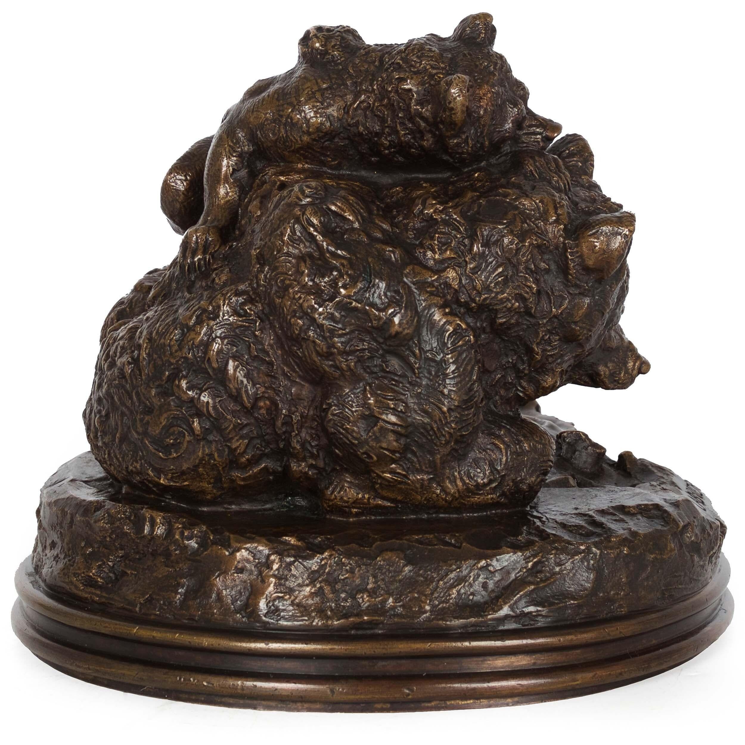 Romantique Sculpture française en bronze ancien représentant une mère ours et des cubes par Paul E. Delabrierre en vente