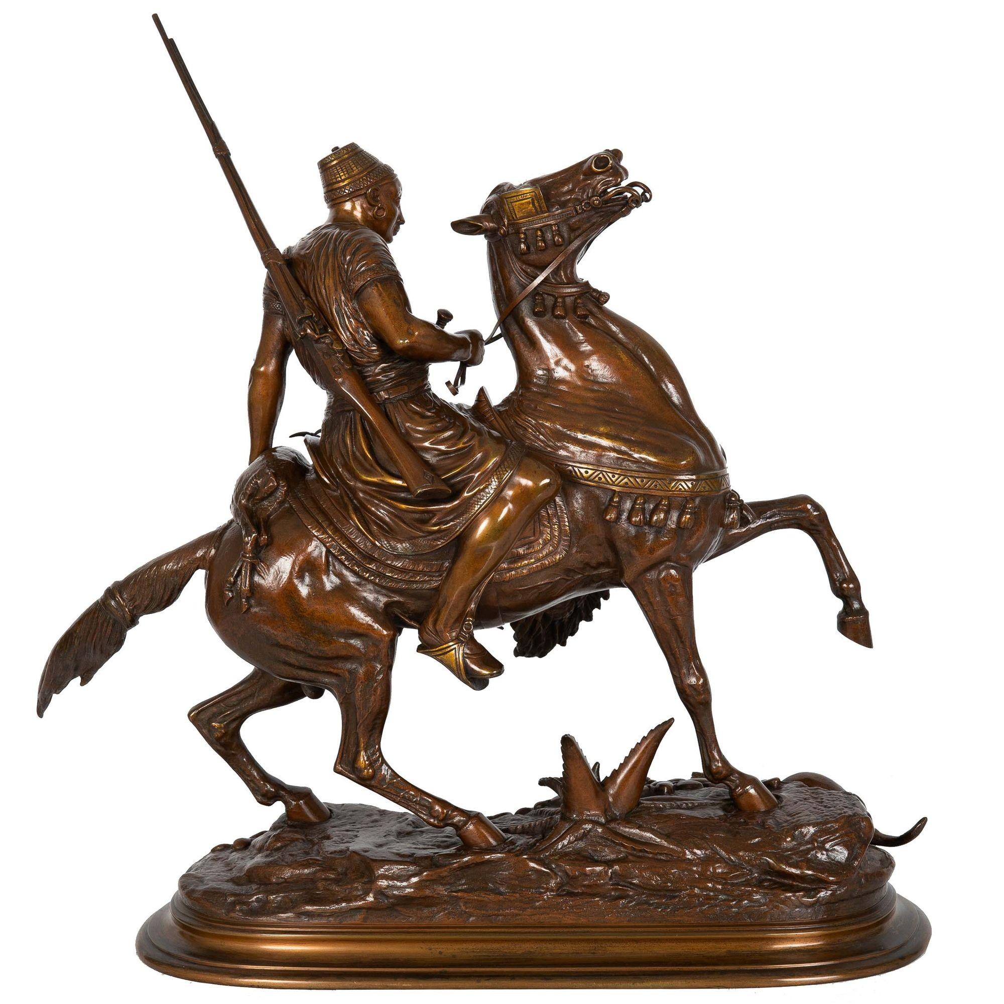 PAUL-EDOUARD DELABRIERRE
Französisch, 1829-1912

Nordafrikanischer Jäger zu Pferd von einem Karakal überrascht

Mittelbraune und brünierte Bronze, patiniert, Sandgussbronze  Signiert in naturalistischem Sockel 