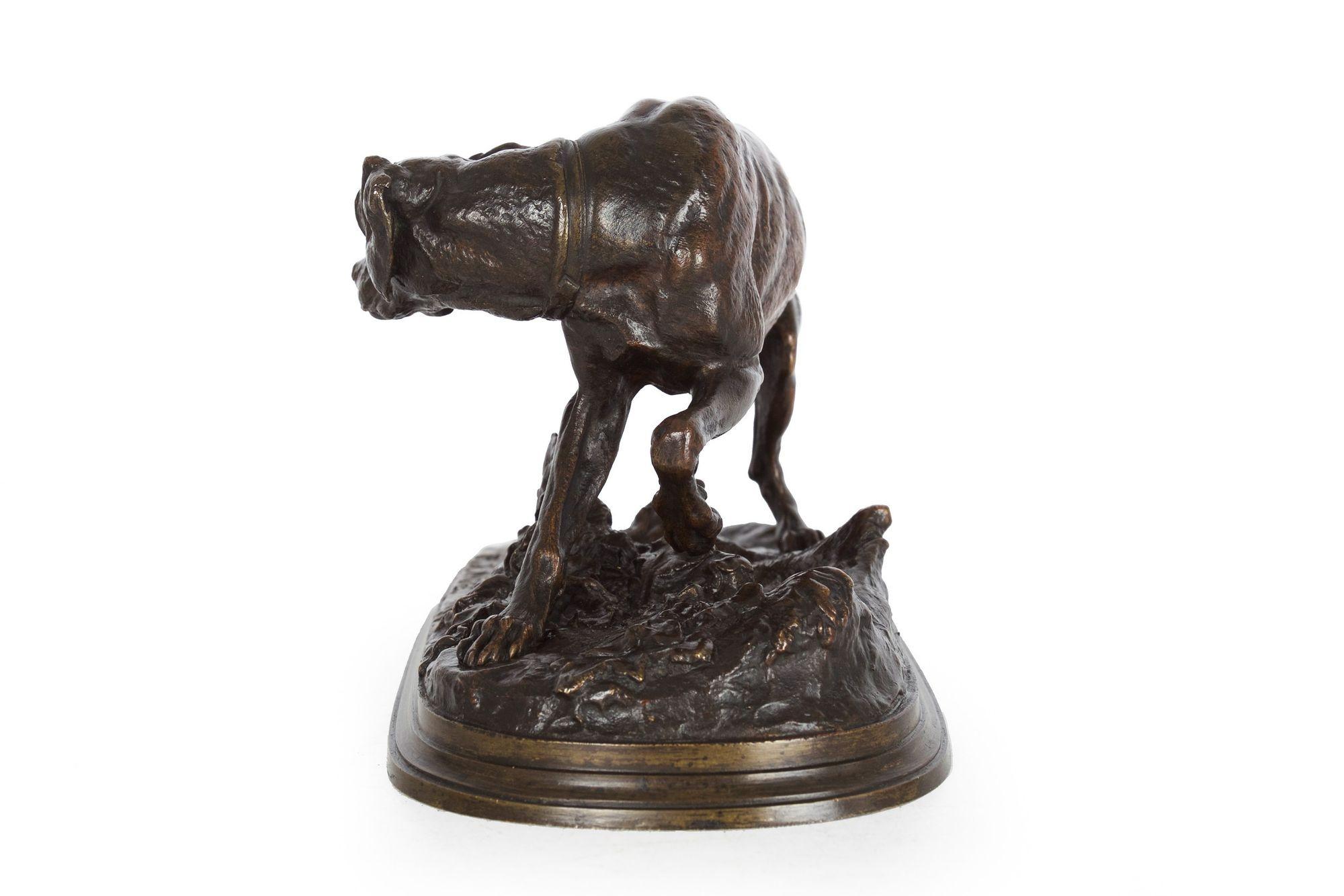 Français Sculpture en bronze ancien représentant un chien d'arrêt par Pierre-Jules Mêne circa 1880 en vente