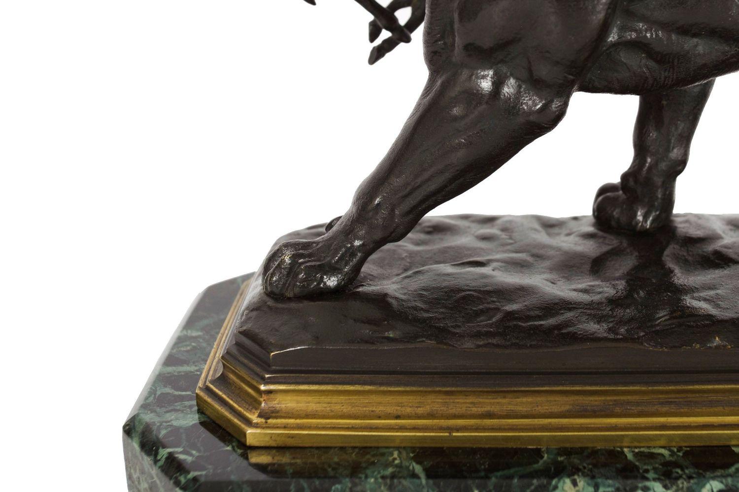 Sculpture en bronze ancien représentant un tigre portant une gazelle par Paul-Édouard Delabr en vente 4