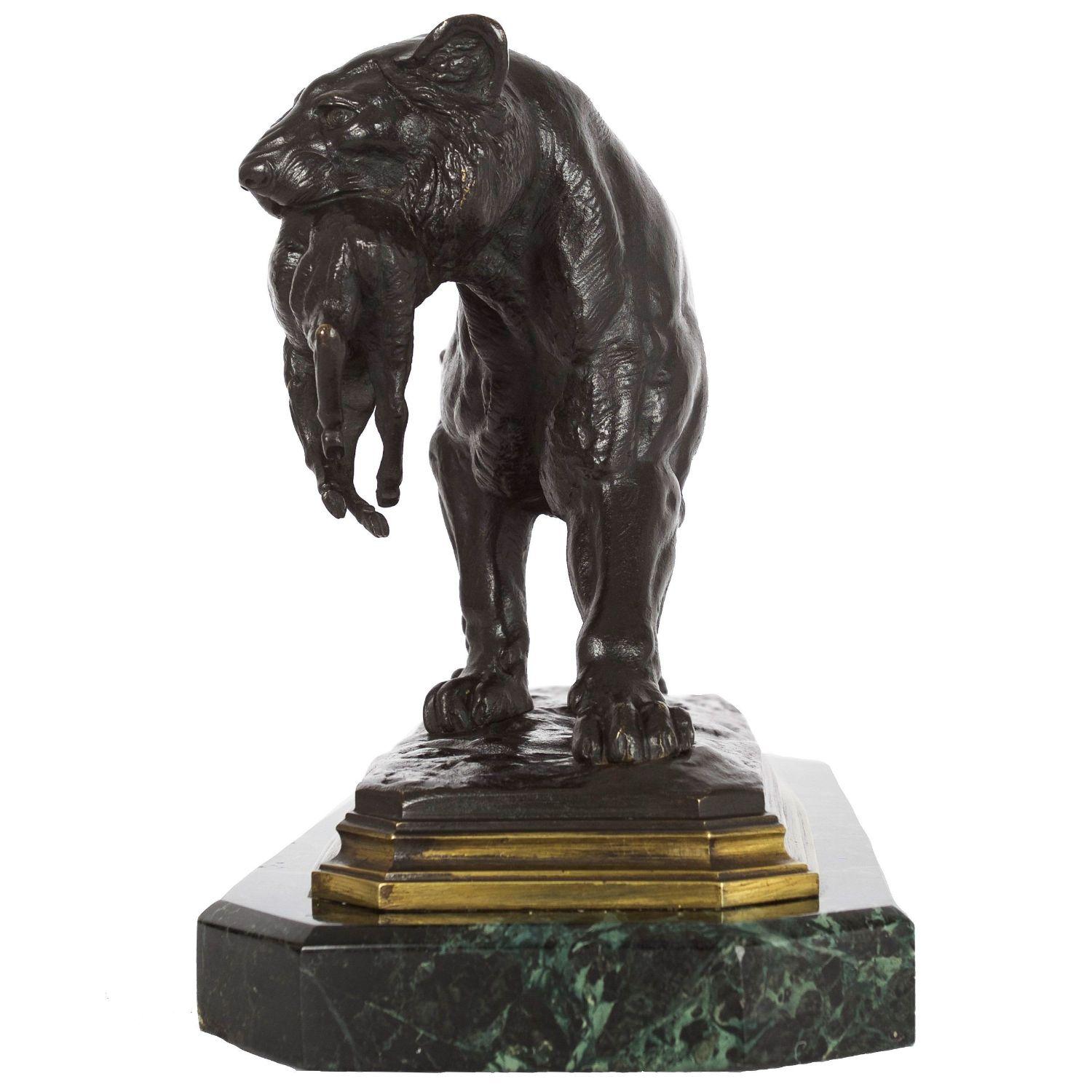 Romantique Sculpture en bronze ancien représentant un tigre portant une gazelle par Paul-Édouard Delabr en vente