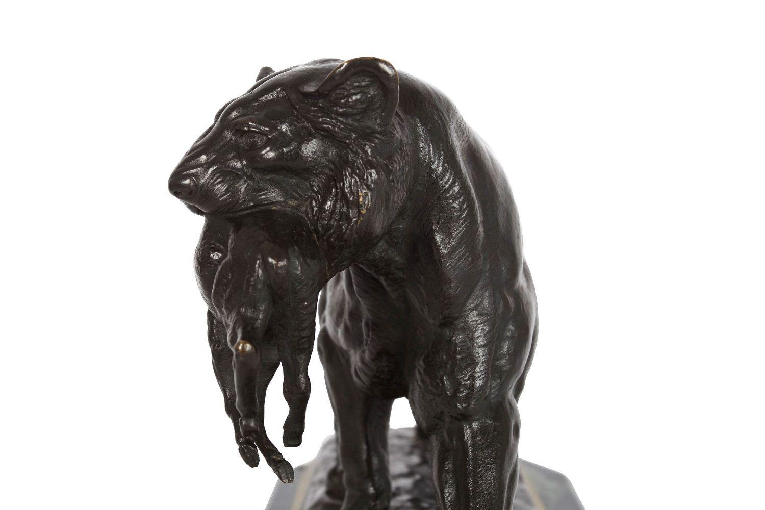 Escultura francesa antigua de bronce de un tigre con una gacela de Paul-Édouard Delabr en Bueno estado para la venta en Shippensburg, PA