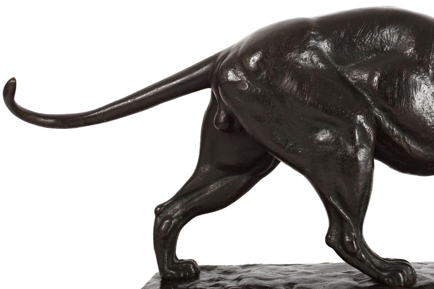 Sculpture en bronze ancien représentant un tigre portant une gazelle par Paul-Édouard Delabr en vente 2