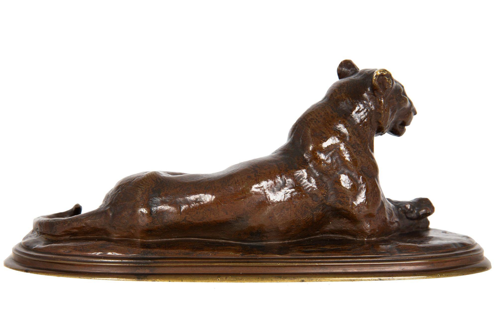 Romantique Sculpture française d'antiquités en bronze ancien représentant un tigres au repos par Paul Edouard Delabrierre en vente