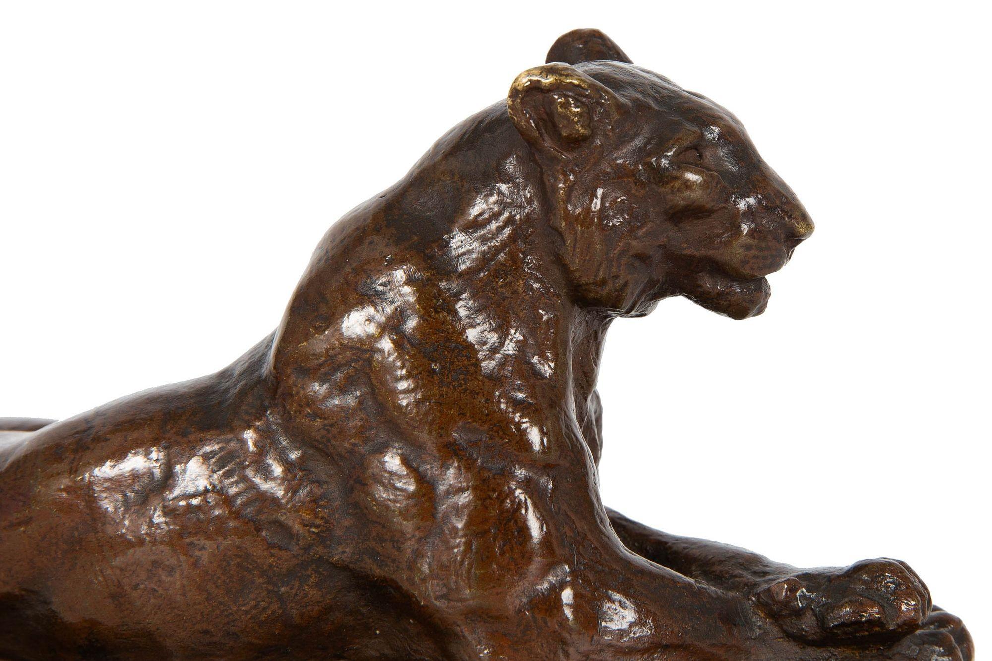 Bronze Sculpture française d'antiquités en bronze ancien représentant un tigres au repos par Paul Edouard Delabrierre en vente