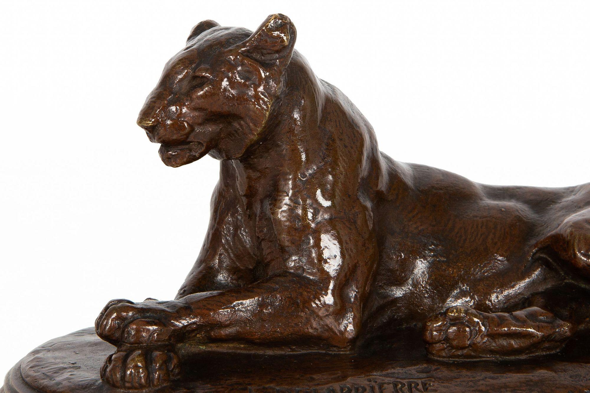 Sculpture française d'antiquités en bronze ancien représentant un tigres au repos par Paul Edouard Delabrierre en vente 1