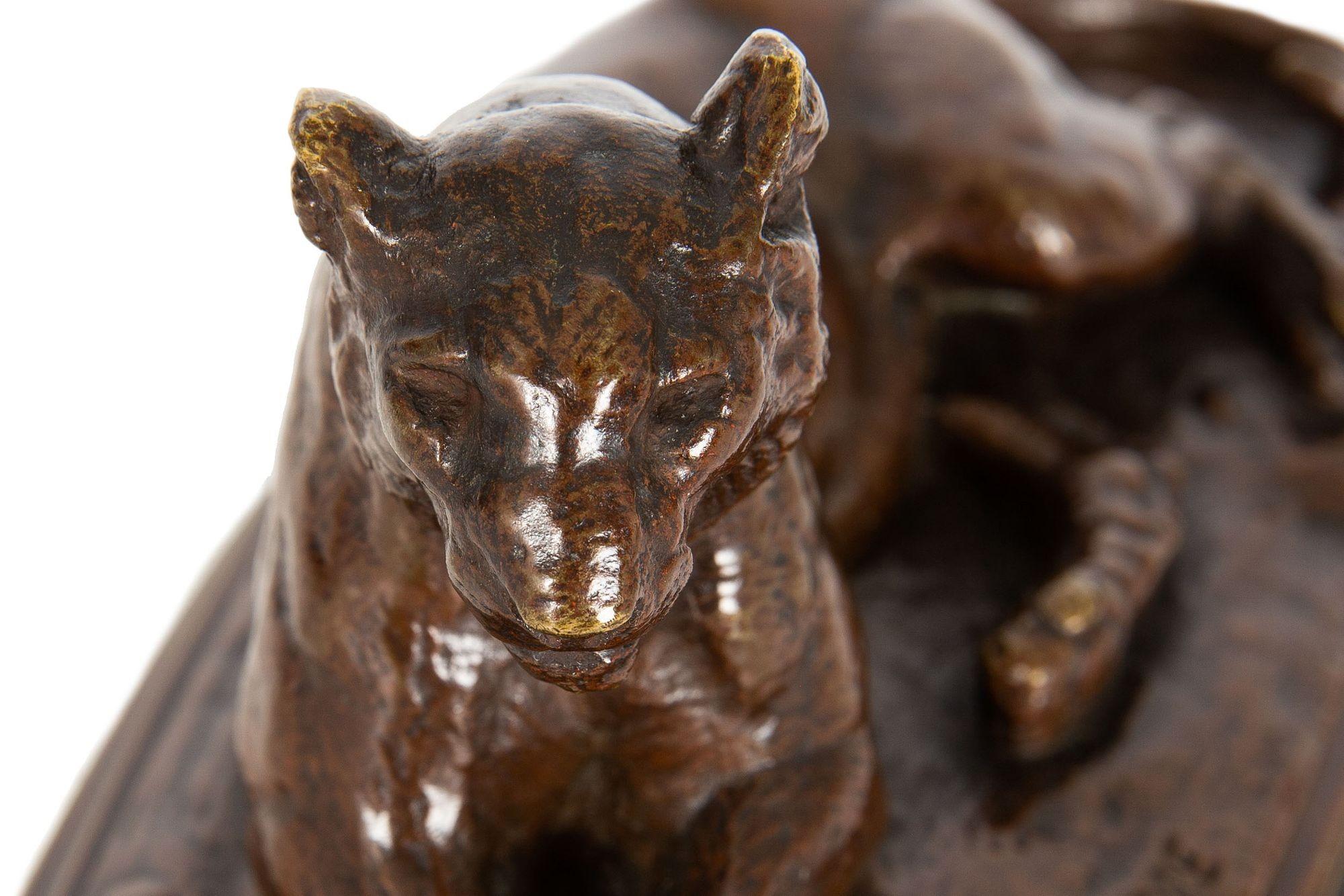 Sculpture française d'antiquités en bronze ancien représentant un tigres au repos par Paul Edouard Delabrierre en vente 2