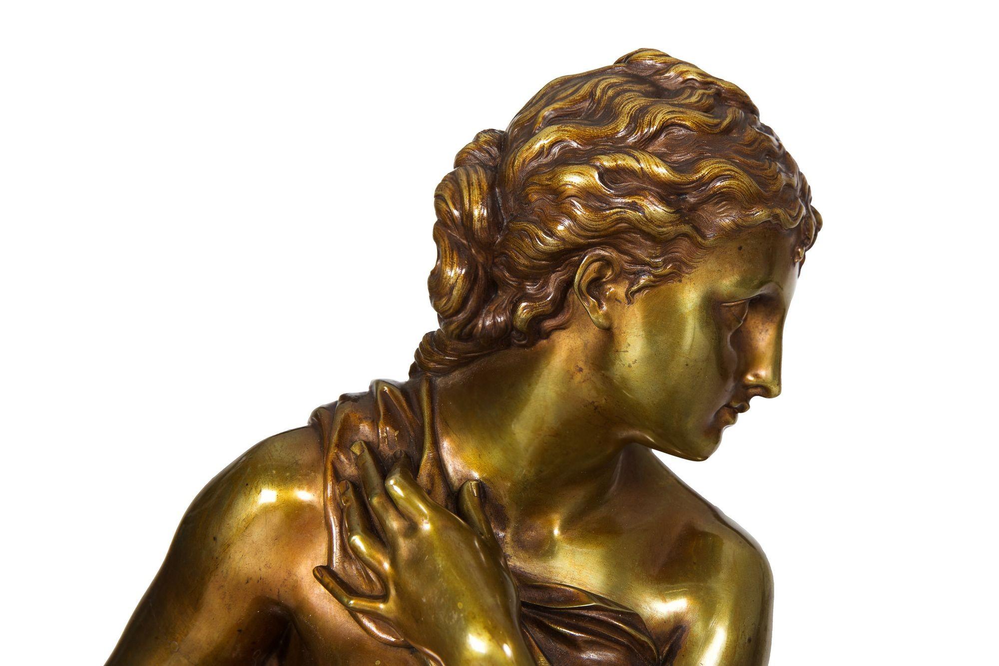 Französische antike Bronzeskulptur einer sitzenden Frau von Etienne-Henri Dumaige, um 1880 (19. Jahrhundert) im Angebot