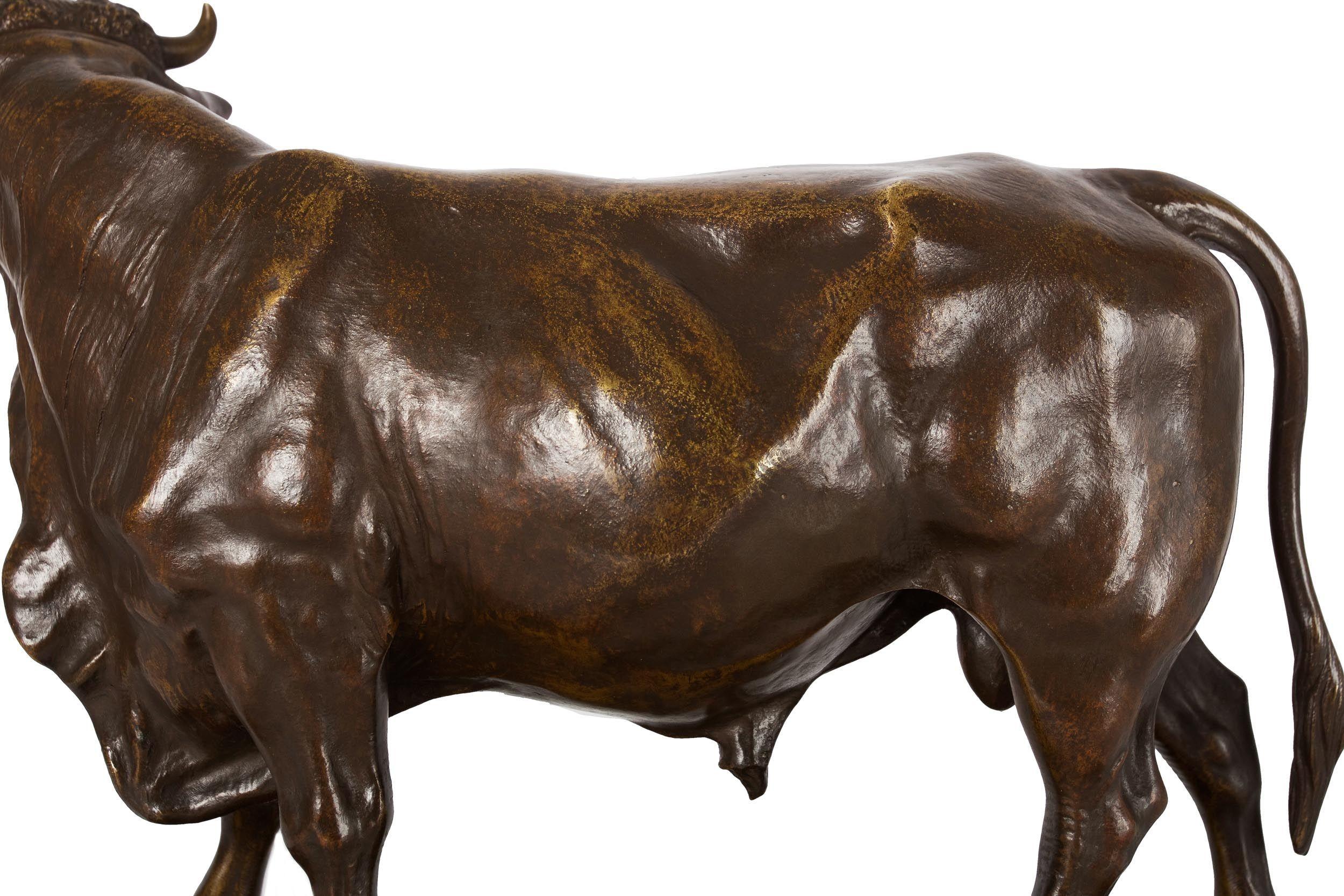 Français Sculpture française en bronze ancien représentant un taureau debout, par Jules Moigniez, vers 1870