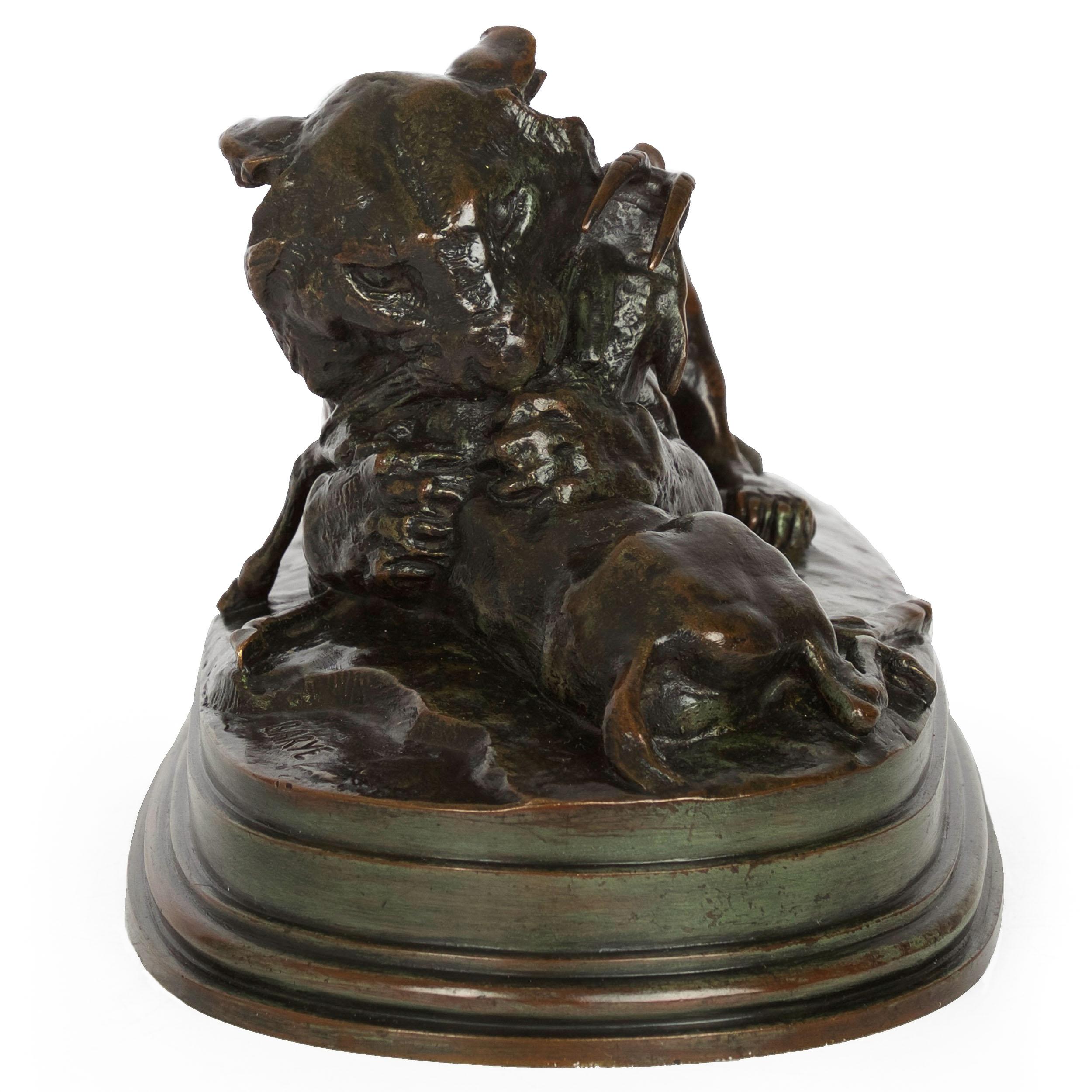 Romantique Sculpture française en bronze ancien « Tender Devouring Gazelle » d'Antoine-Louis Barye en vente