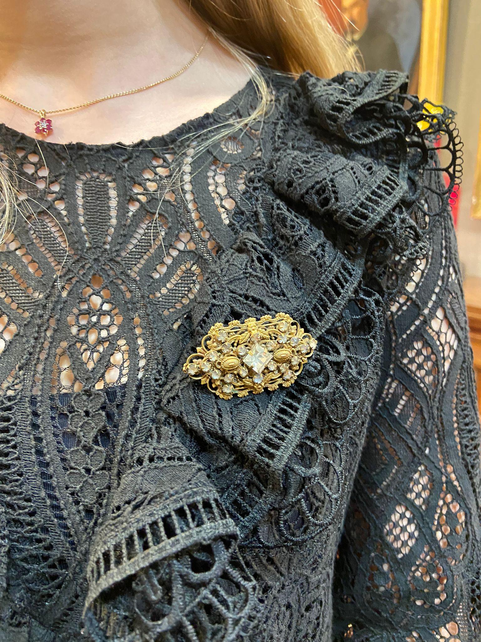 French Antique brooch in gold metal and rock crystals For Sale 13