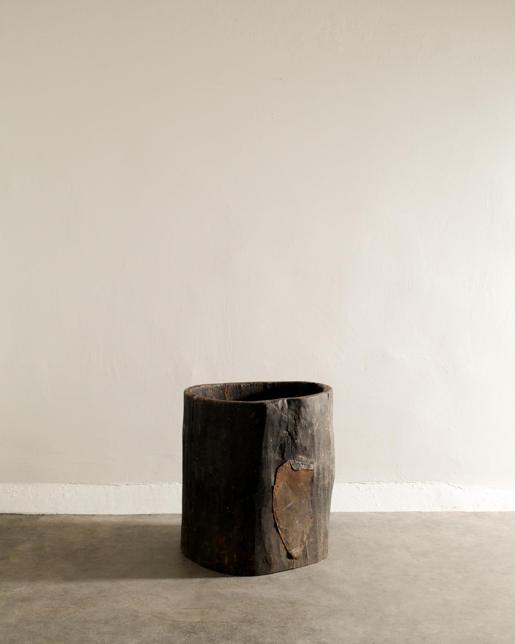 Rare and beautiful French antique hollowed out tree trunk wooden planter in a brutalist and wabi sabi style. Good and charmy condition with some old repairs. 

Dimensions: H: 56 cm / 22