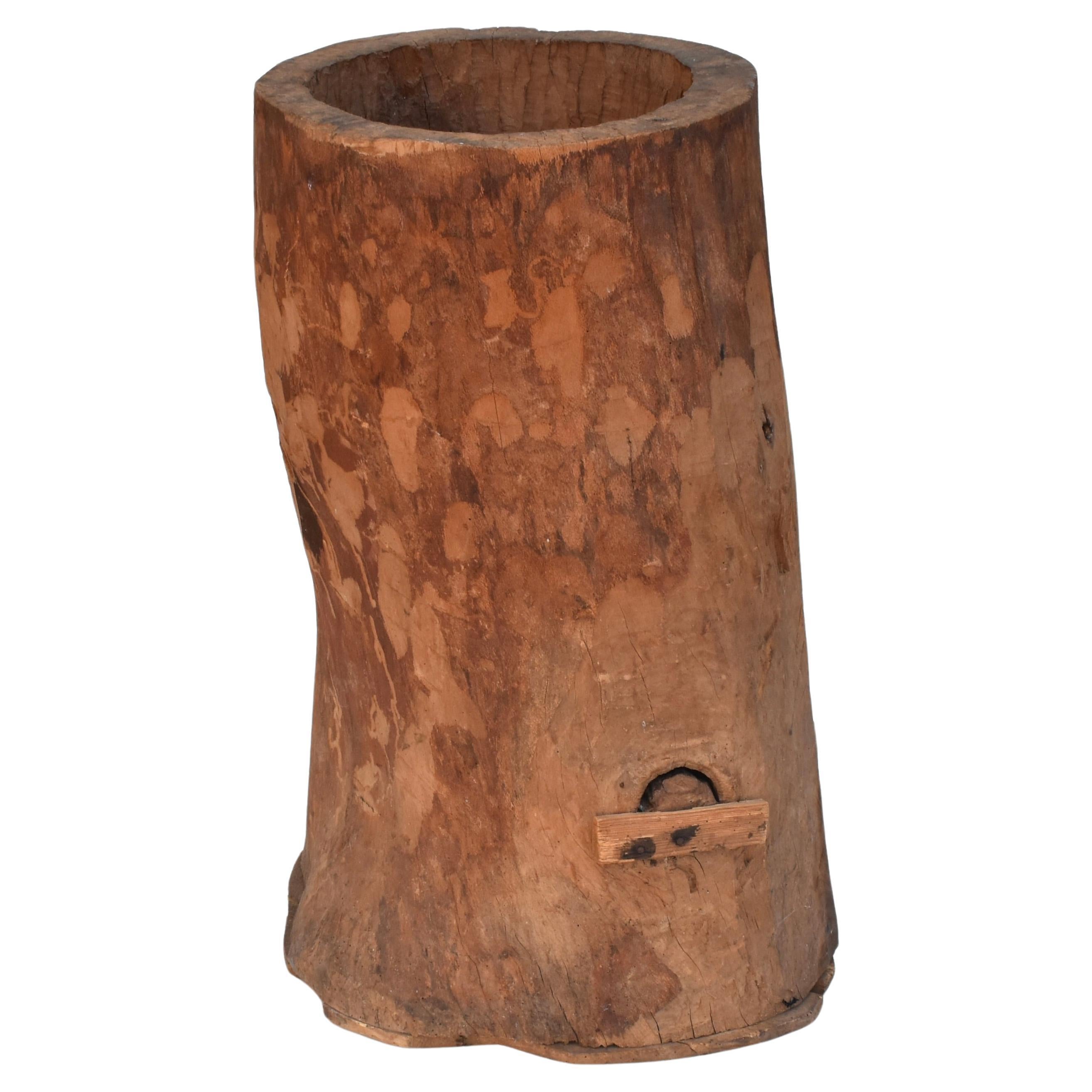 Bellissima fioriera francese antica in legno con tronco d'albero scavato del XIX secolo in stile primitivo e wabi-sabi. Buone condizioni con alcune vecchie riparazioni. Un grande pezzo che aggiunge  di carattere a qualsiasi stanza.
