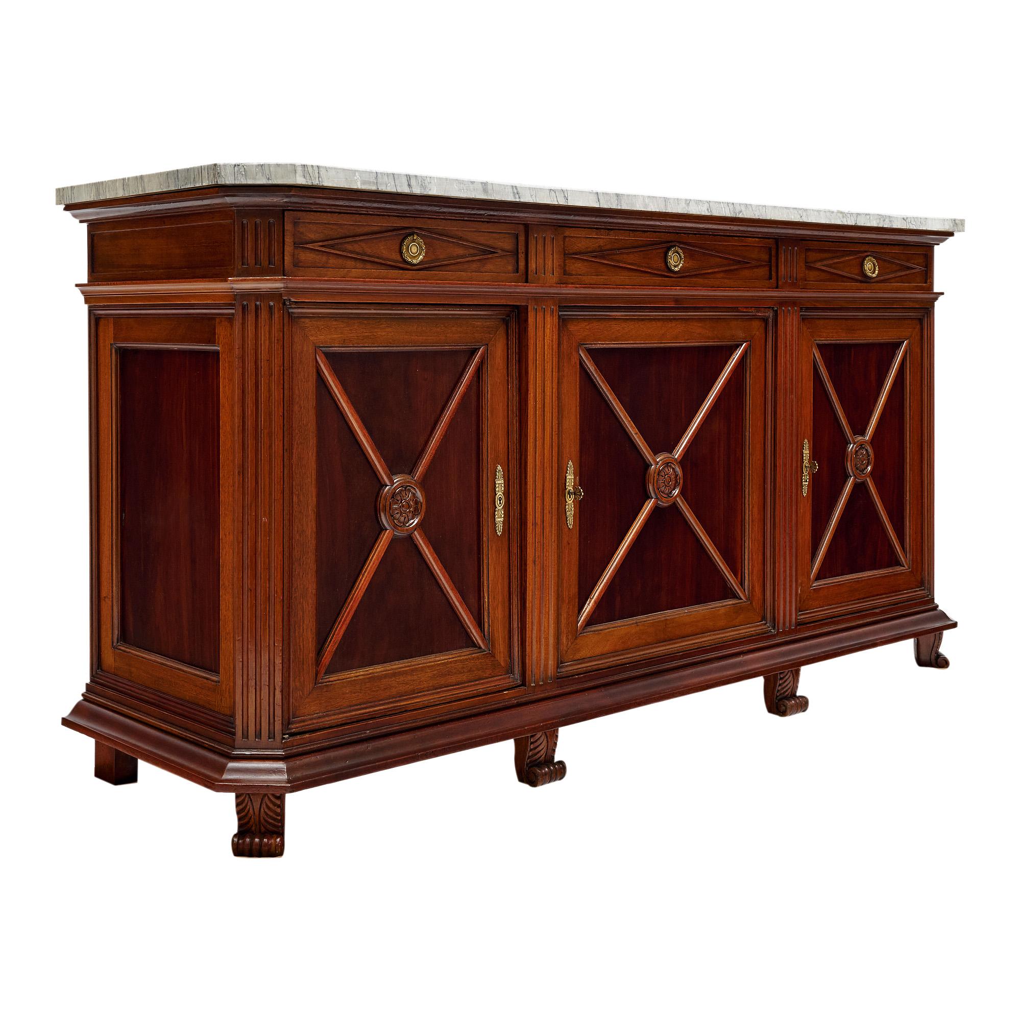 Buffet francese realizzato in legno massiccio, principalmente mogano. Il buffet è stato rifinito con una lucentezza francese di qualità museale. Ci sono tre cassetti a coda di rondine sopra tre ante che si aprono su scaffali interni. Le porte e i