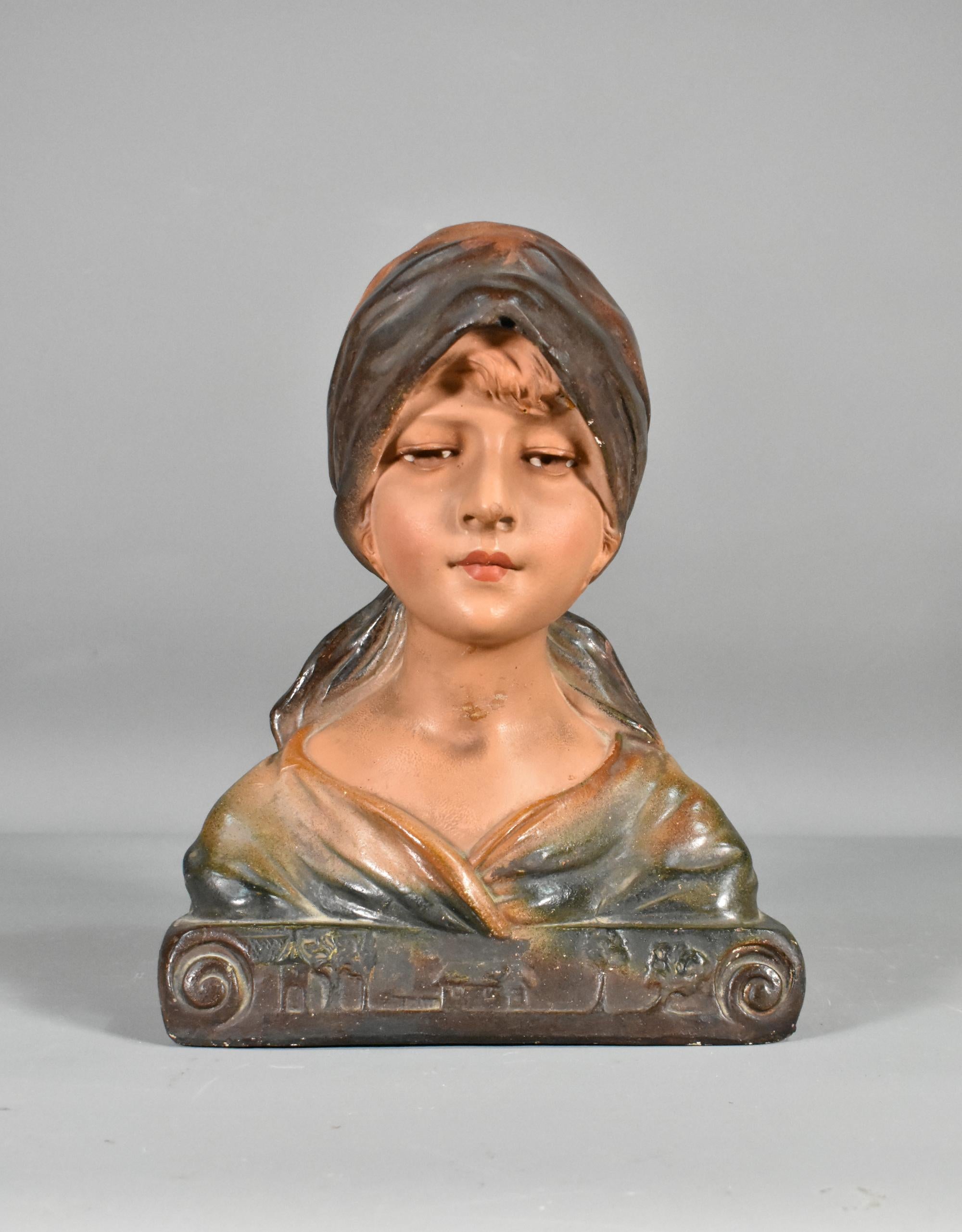 Français Buste français ancien d'une jeune fille en plâtre en vente