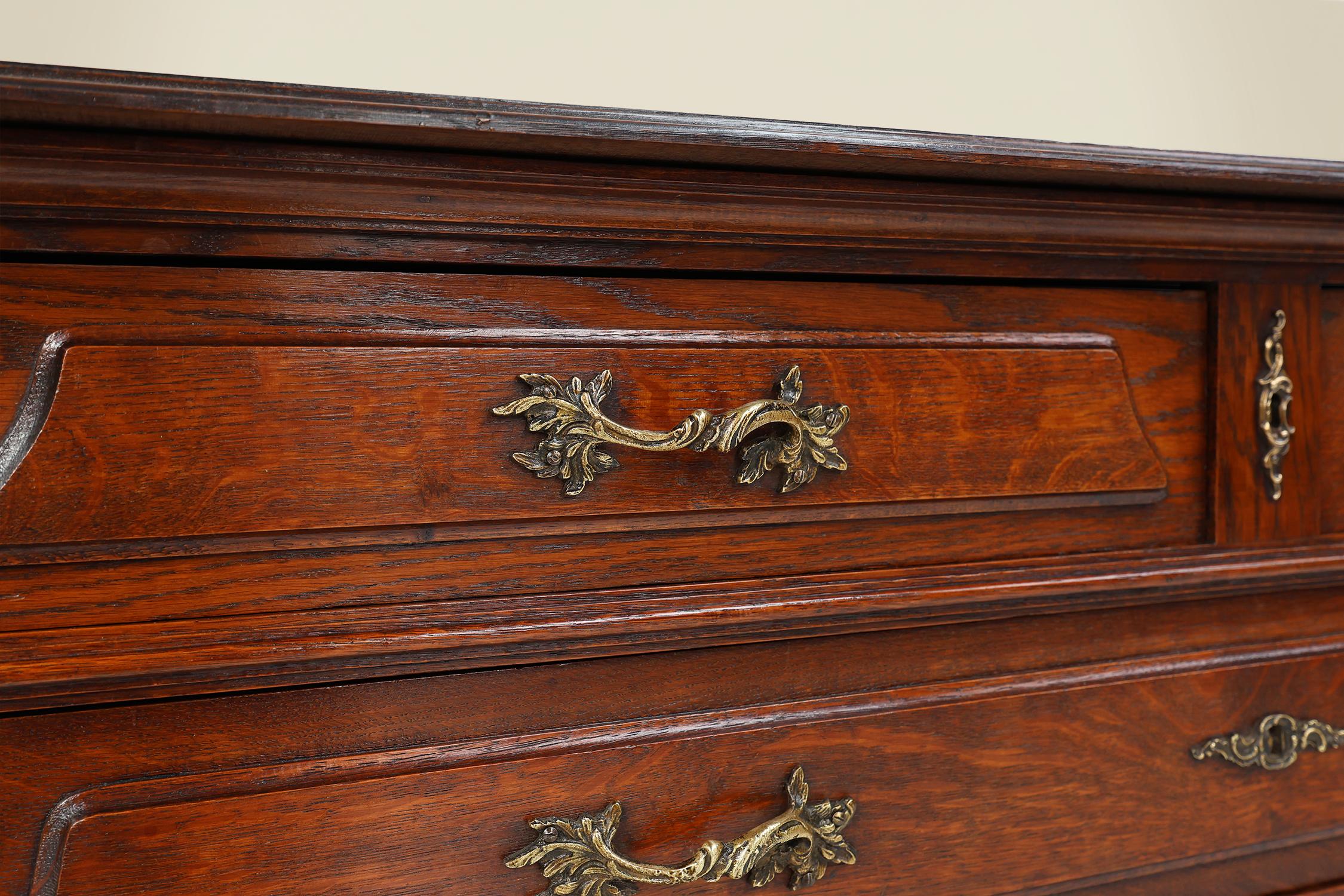 Cassettiera francese in rovere intagliato Antique French in vendita 2