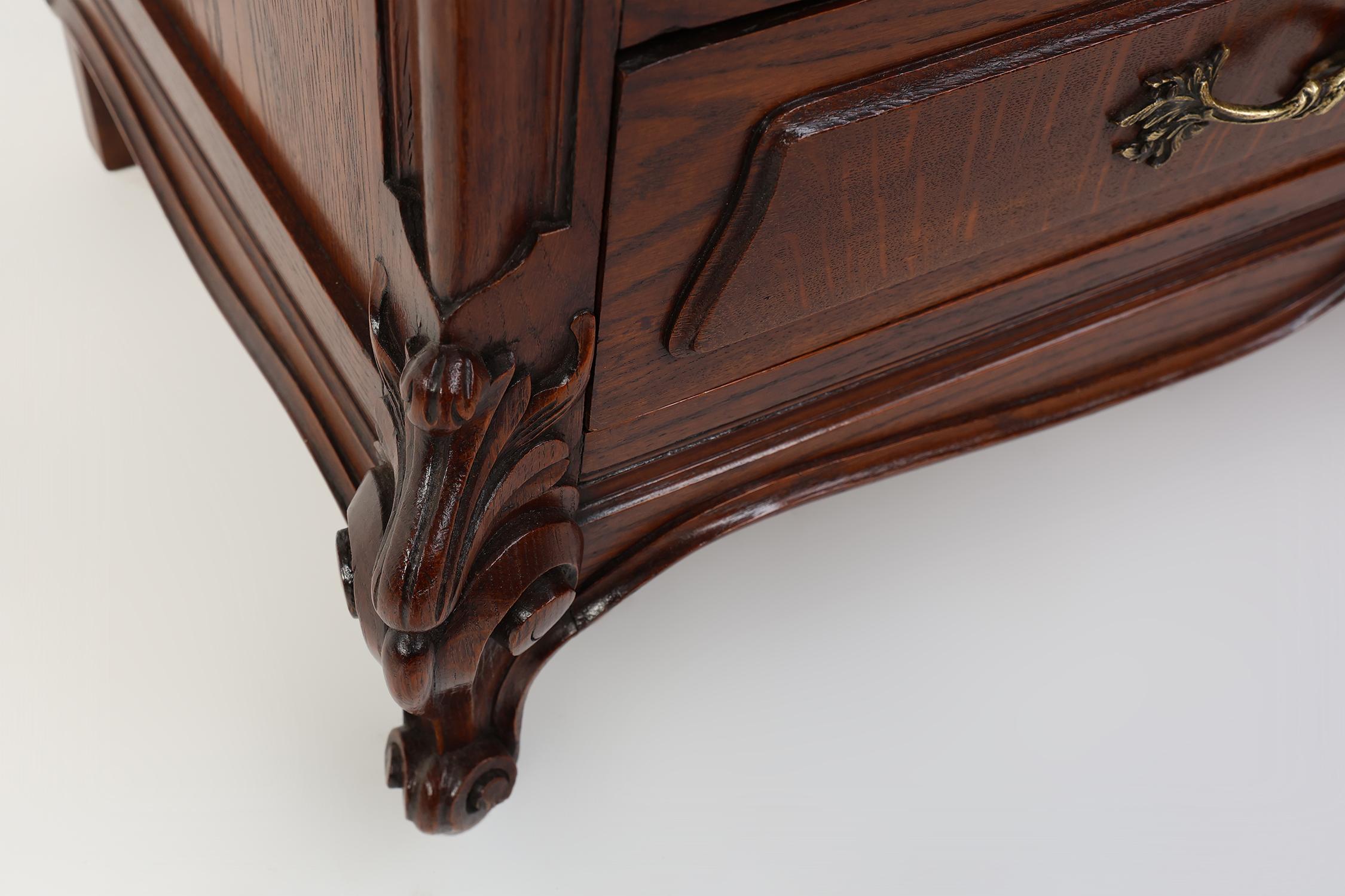 Cassettiera francese in rovere intagliato Antique French in vendita 6