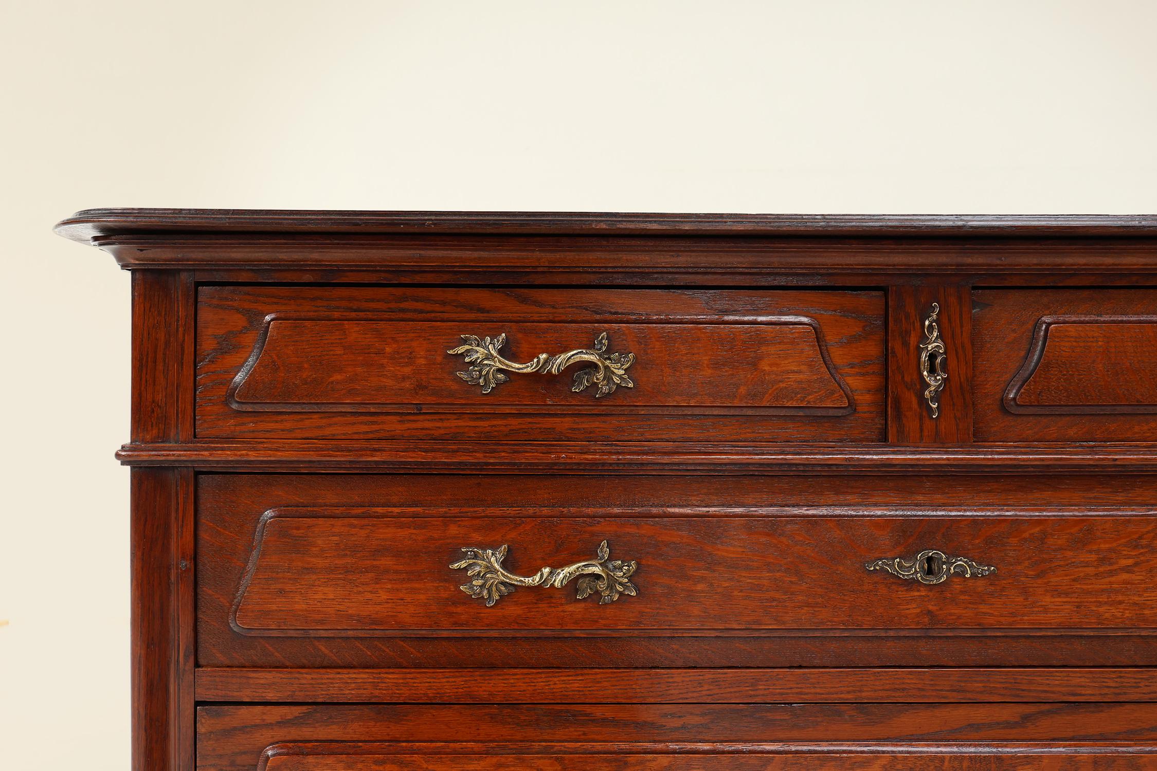 Francia / 1900 / Cassettiera / Oak / Rustico / Antico

Cassettiera in rovere francese con due cassetti piccoli e tre cassetti grandi con grembiule intagliato alla base e gambe corte a cabriola. Tutti i cassetti sono dotati di ferramenta decorativa e