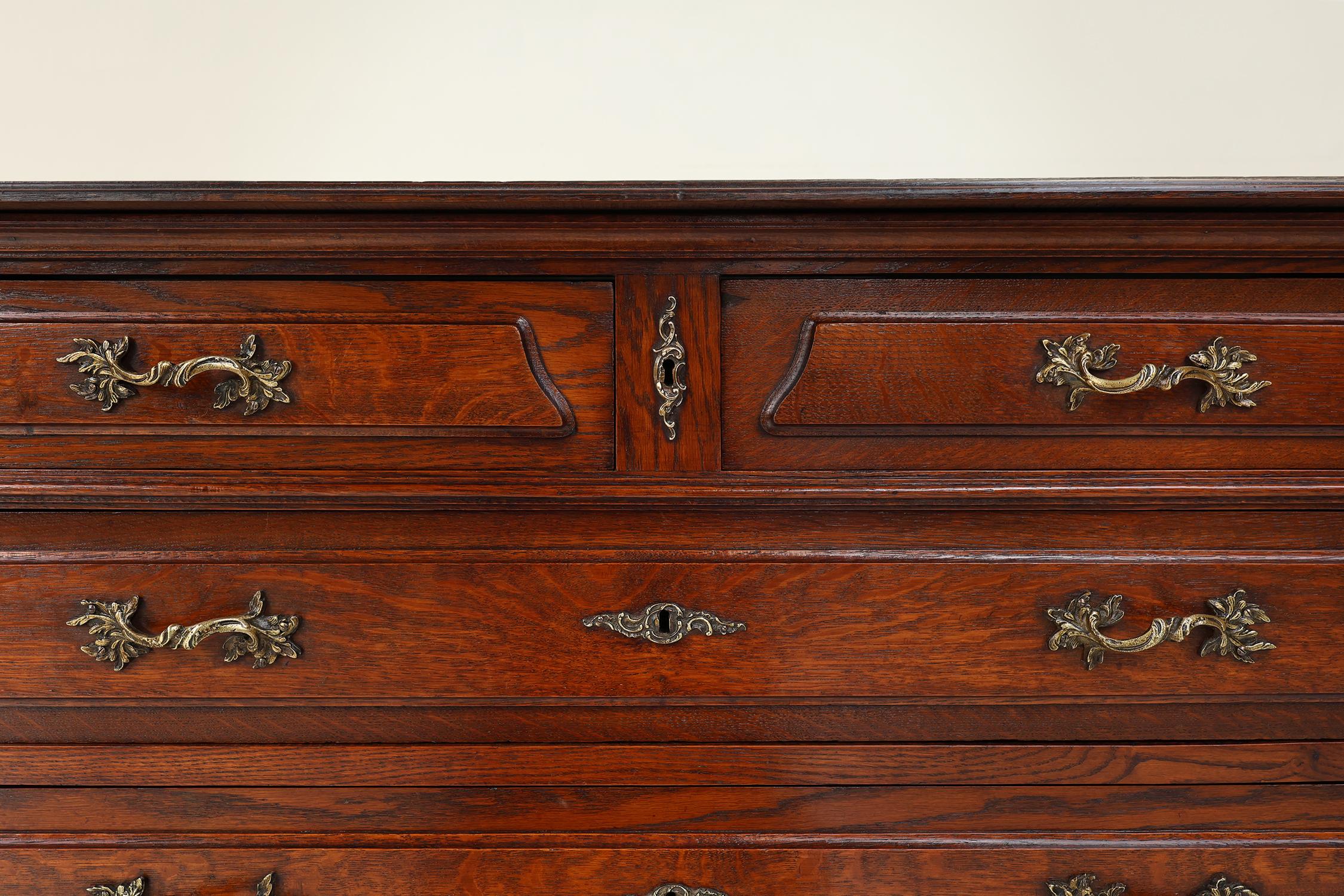 Rustico Cassettiera francese in rovere intagliato Antique French in vendita