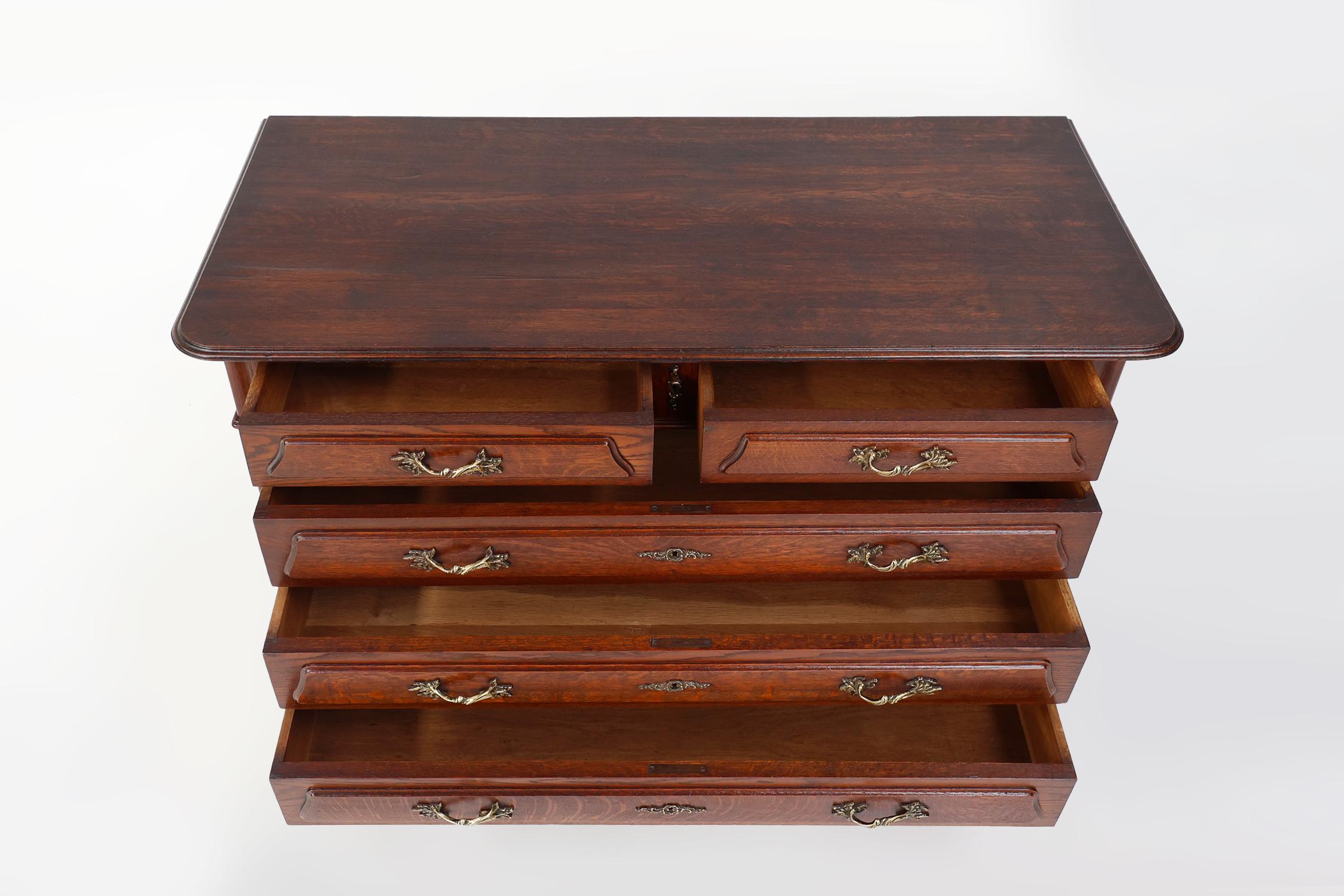 Inizio XX secolo Cassettiera francese in rovere intagliato Antique French in vendita