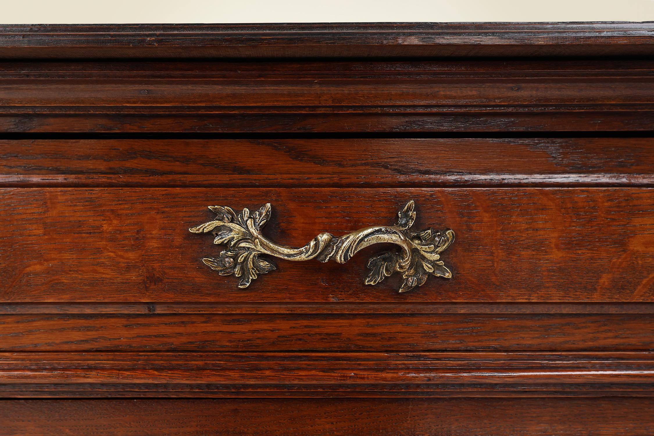 Cassettiera francese in rovere intagliato Antique French in vendita 1