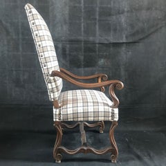 Chaise française ancienne en noyer sculpté avec une belle tapisserie en tartan neuf