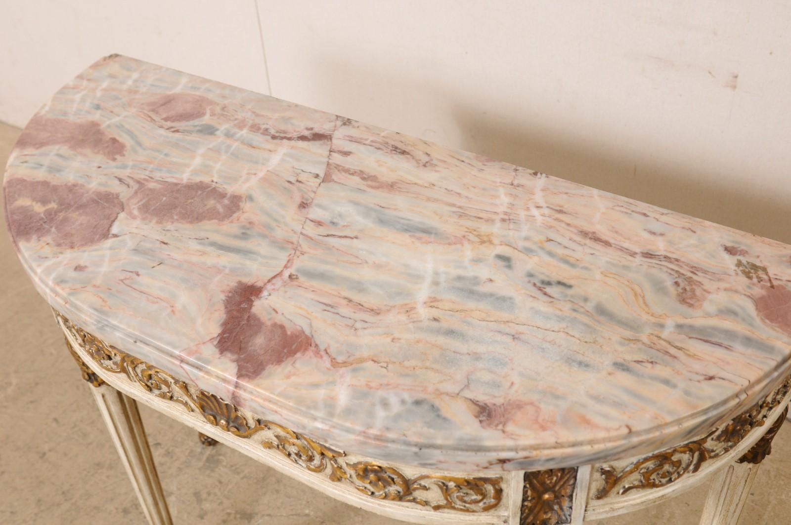 Table Demi Console française ancienne en bois sculpté avec plateau en marbre magnifiquement coloré Bon état - En vente à Atlanta, GA