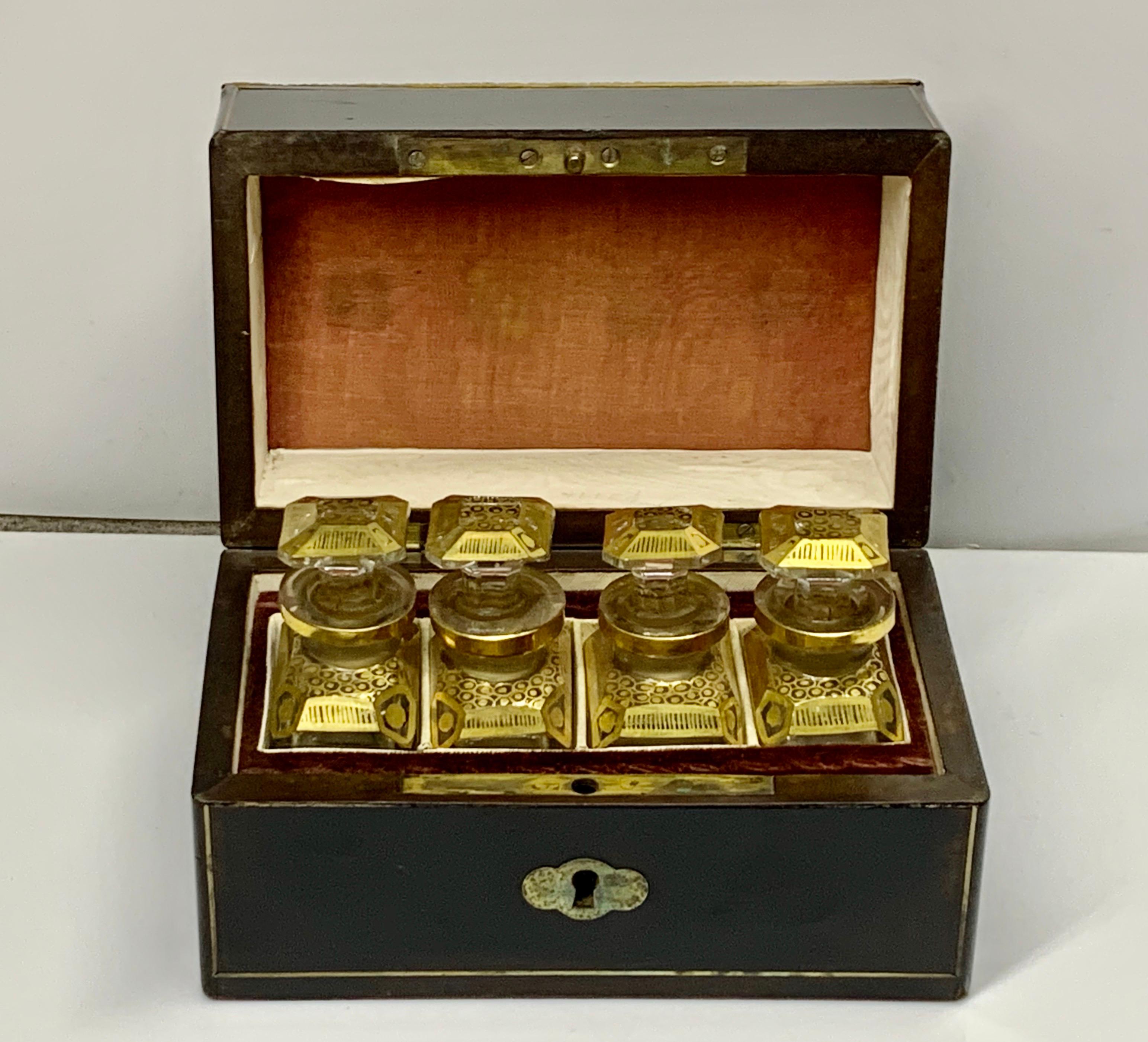 Coffret ancien français avec quatre bouteilles de parfum de Baccarat en vente 6