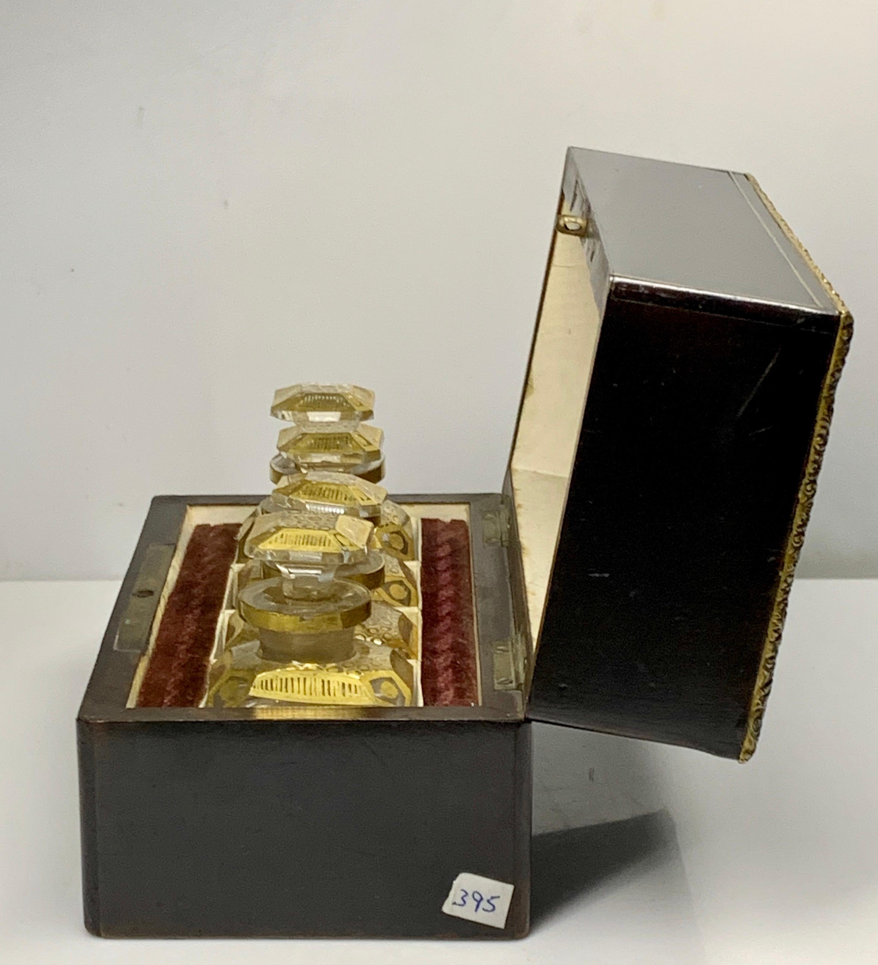 Fin du XIXe siècle Coffret ancien français avec quatre bouteilles de parfum de Baccarat en vente
