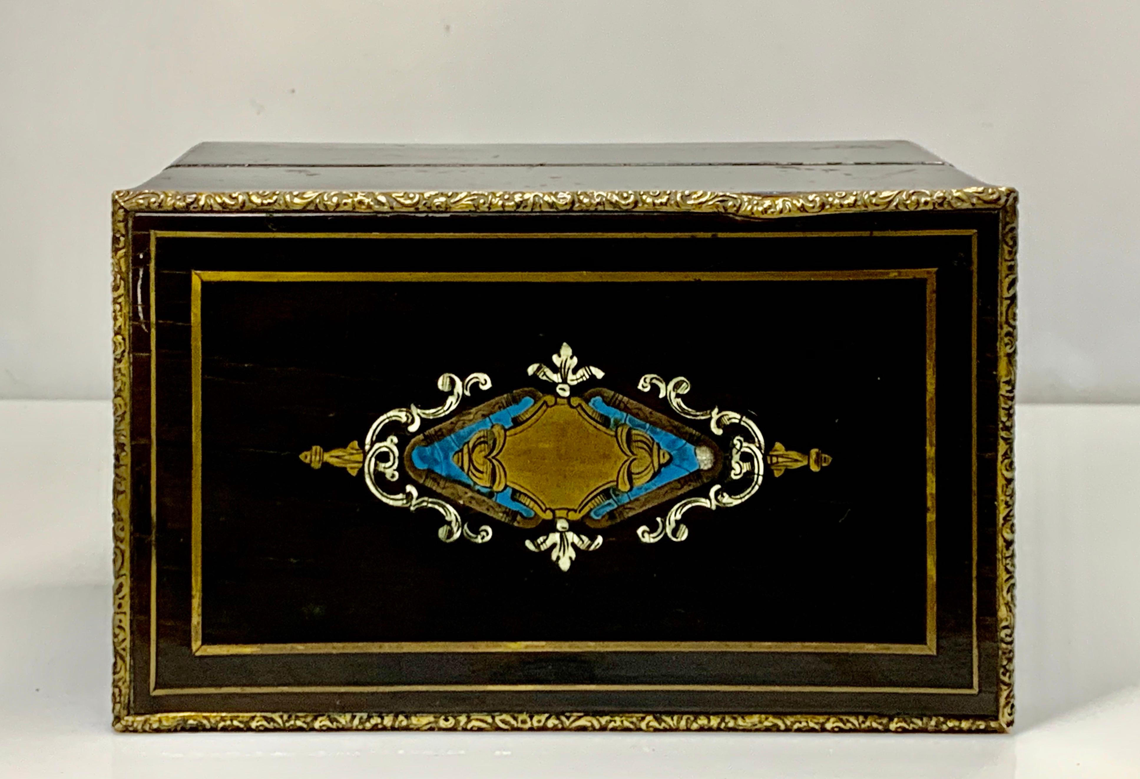 French Antique Casket with Four Baccarat Perfume Scent Bottles In Good Condition For Sale In London, GB