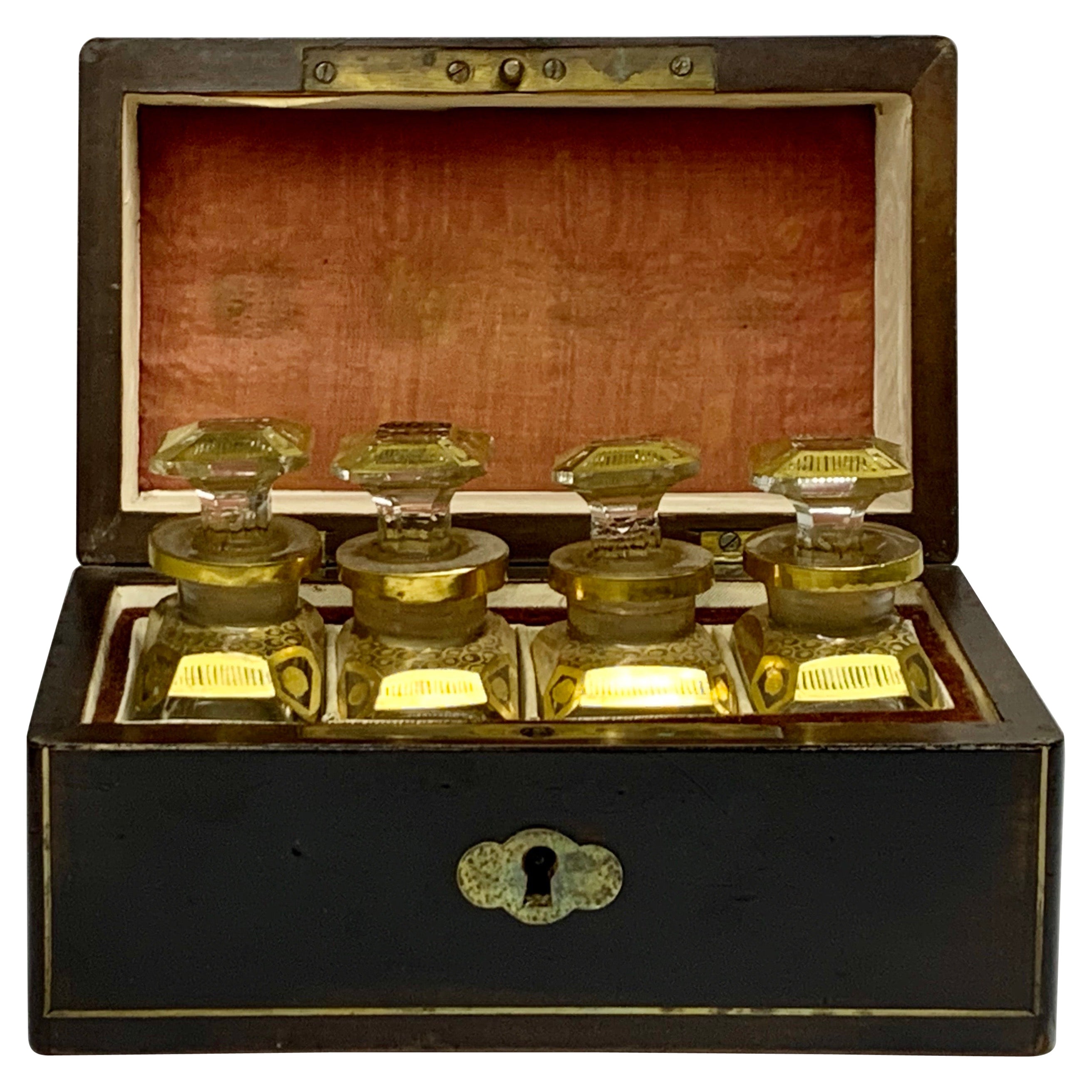 Coffret ancien français avec quatre bouteilles de parfum Baccarat