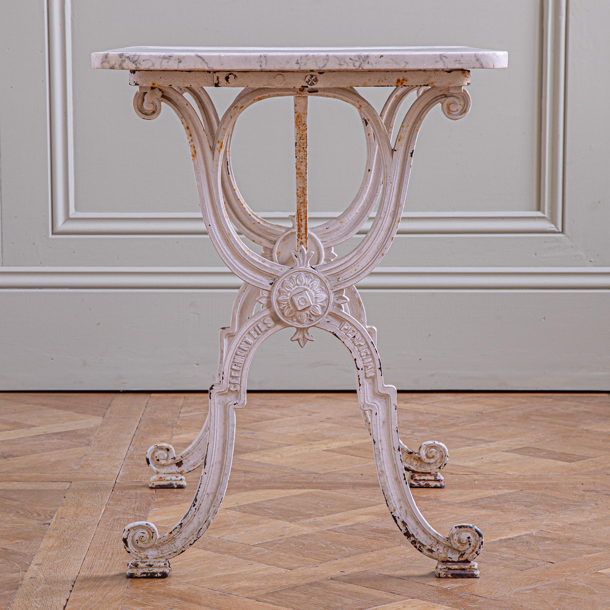 Table de jardin française ancienne en fer et marbre en blanc par Clermont Fils en vente 3