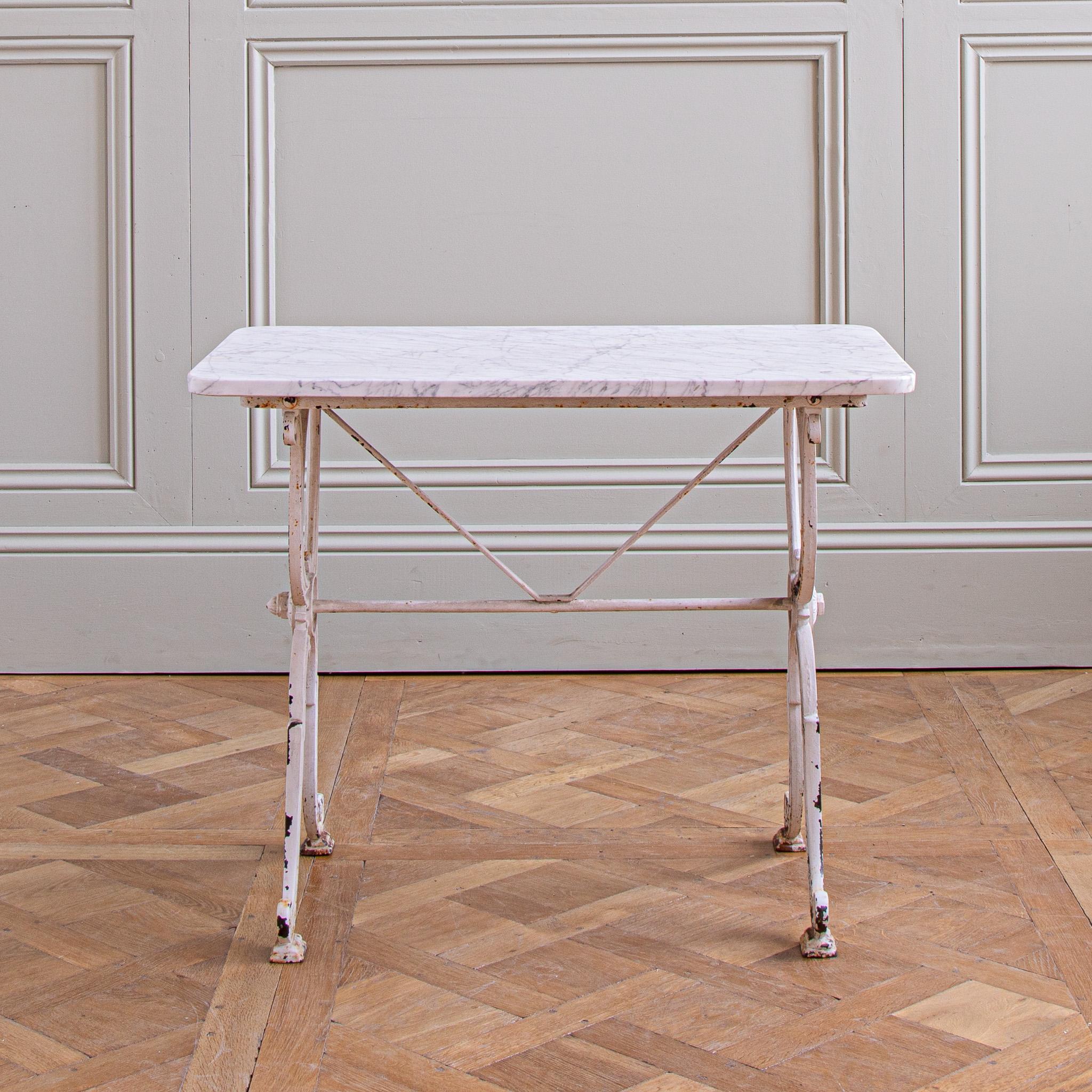 Français Table de jardin française ancienne en fer et marbre en blanc par Clermont Fils en vente