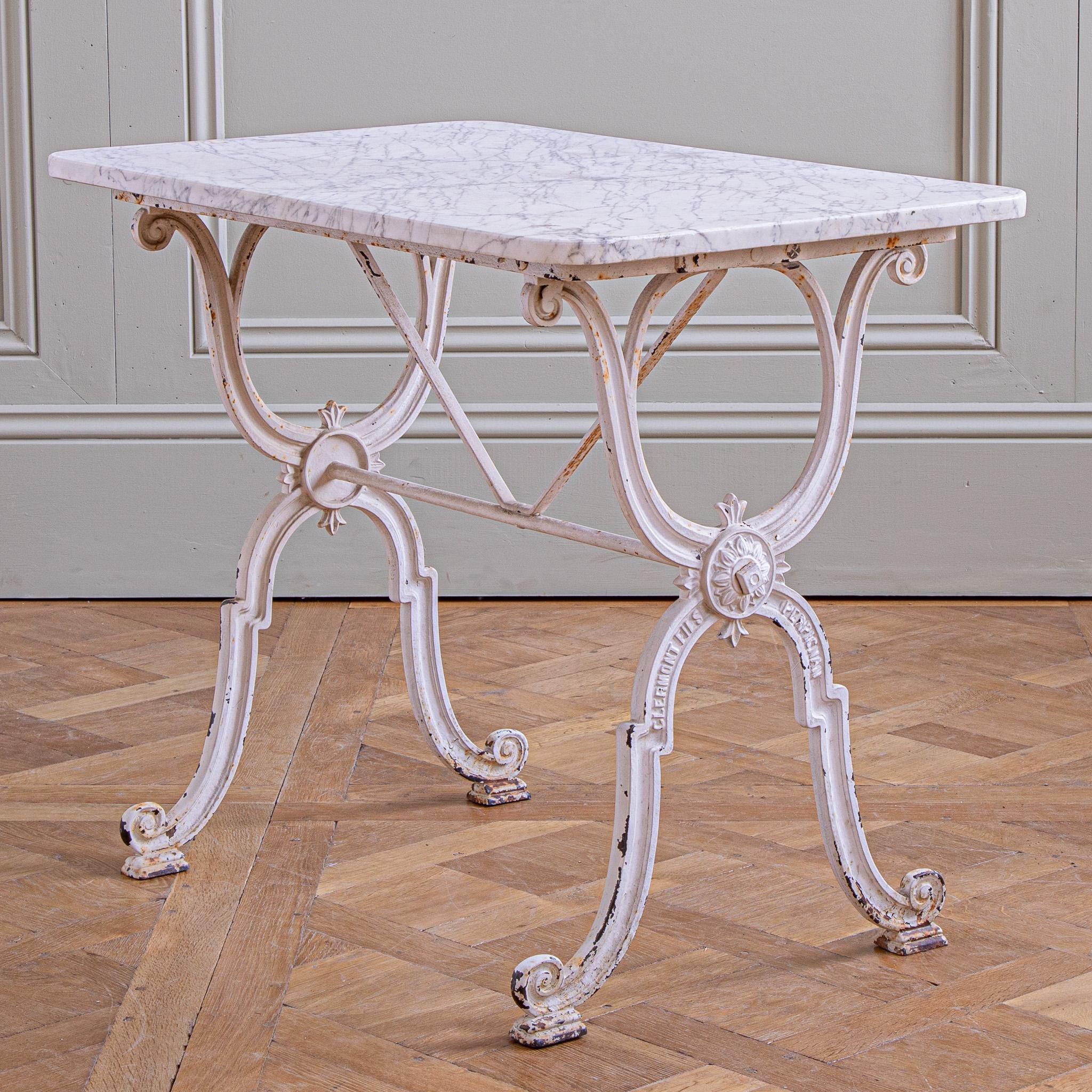 Table de jardin française ancienne en fer et marbre en blanc par Clermont Fils Bon état - En vente à London, Park Royal