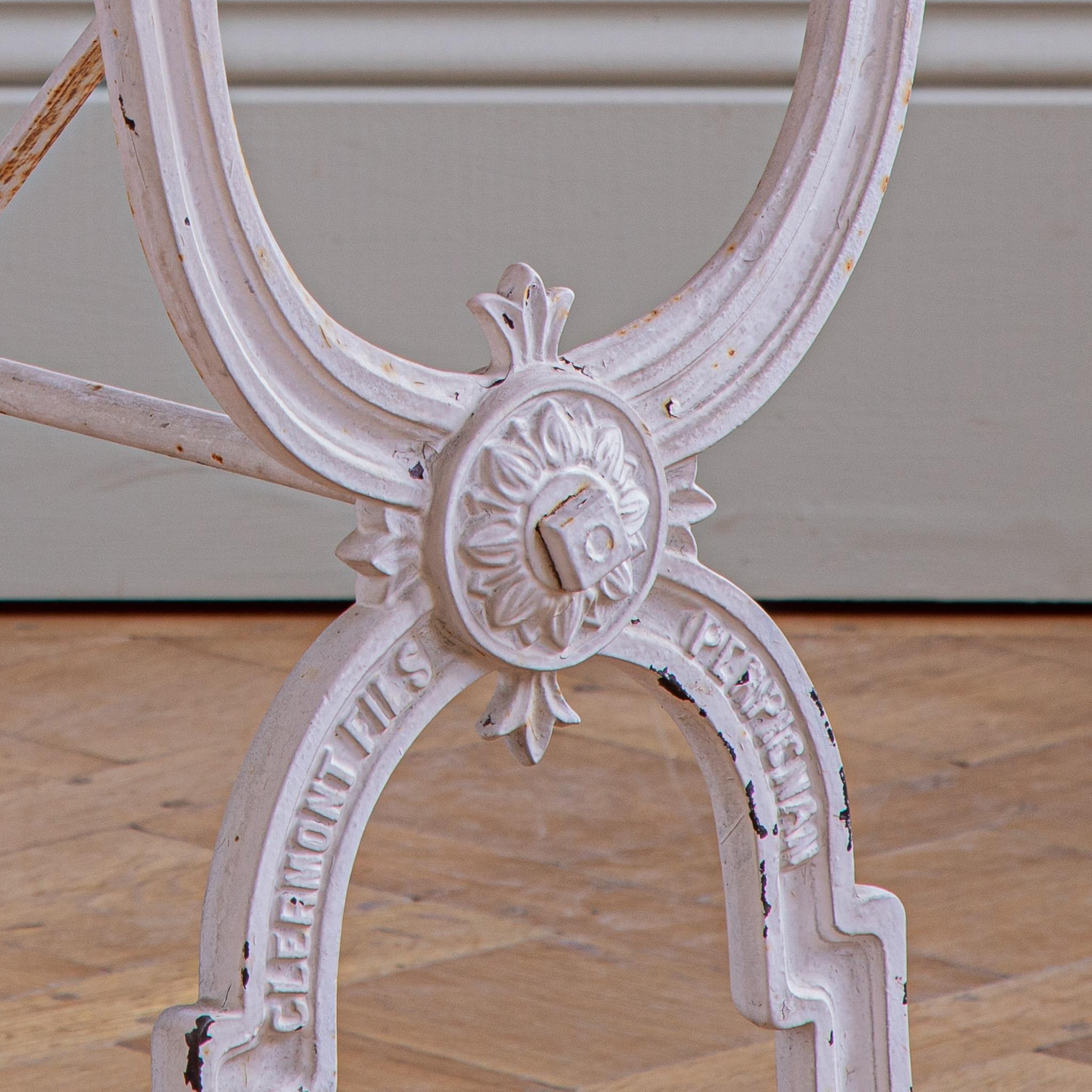 20ième siècle Table de jardin française ancienne en fer et marbre en blanc par Clermont Fils en vente