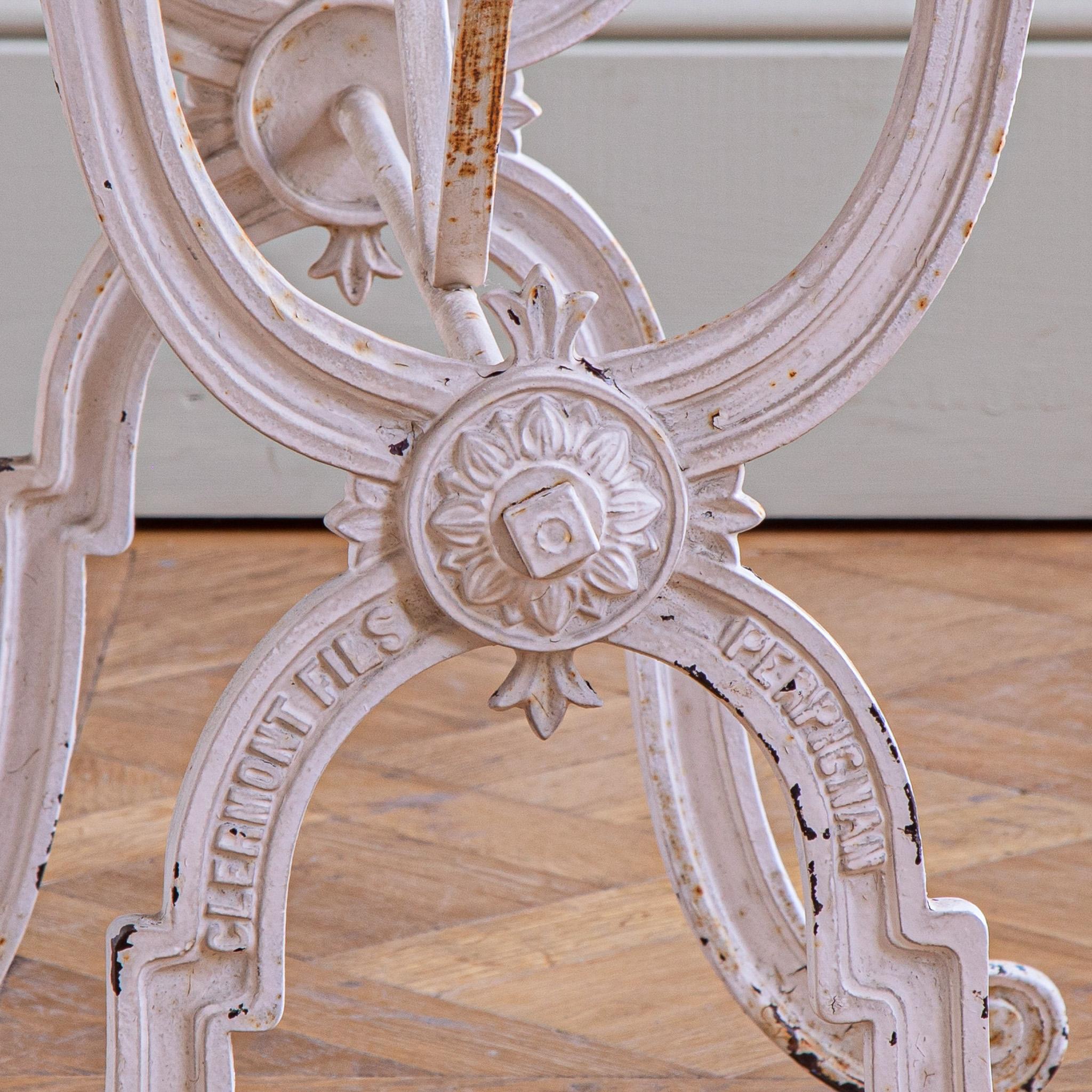 Fer Table de jardin française ancienne en fer et marbre en blanc par Clermont Fils en vente