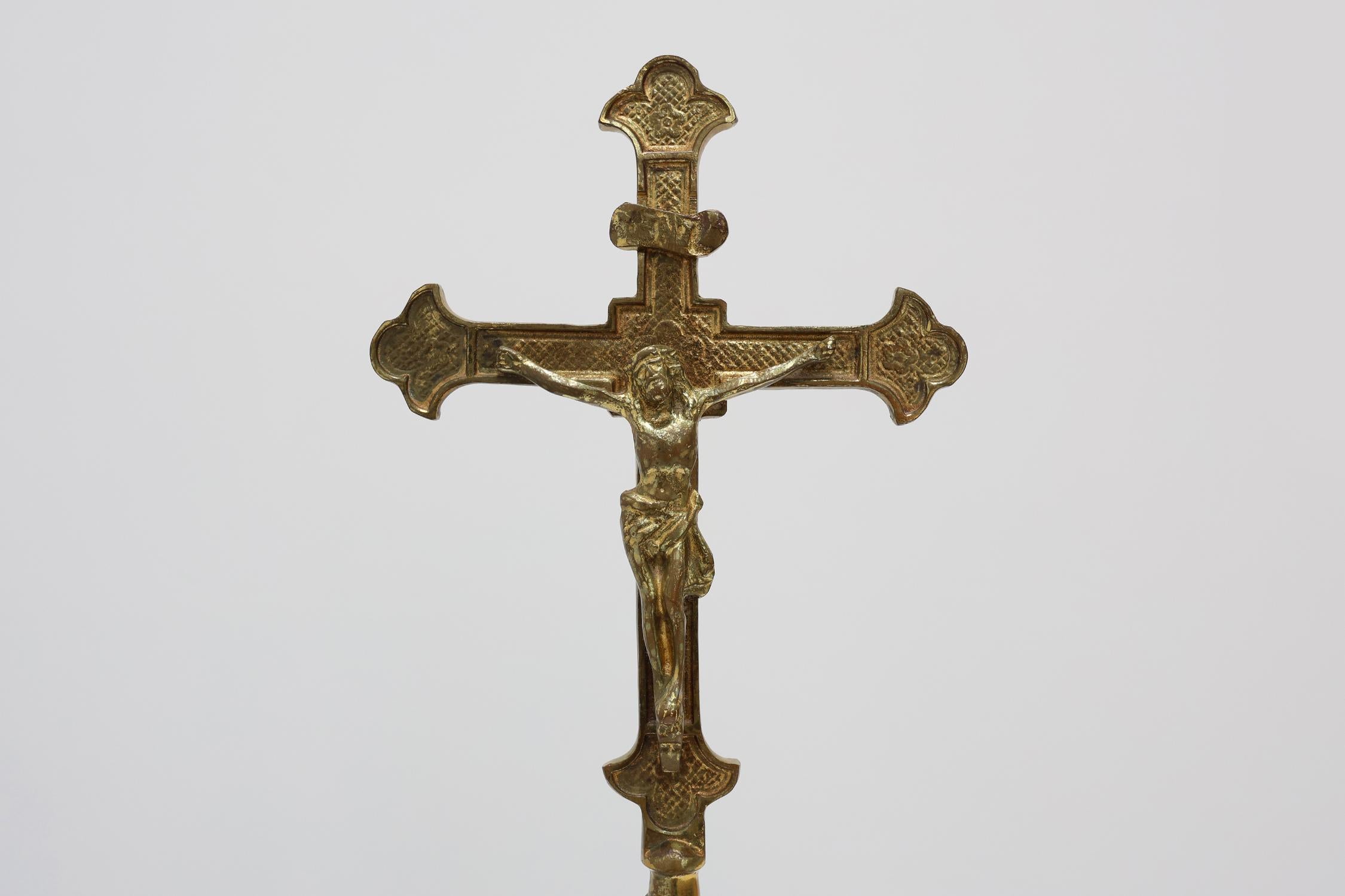 France / 1900 / Crucifix / copper / Antique / Religious

Antique standing crucifix from the 1900s, France. Crafted from high-quality cast copper, this piece features intricate detailing. Can be placed standing on a table, a mantelpiece, or as part