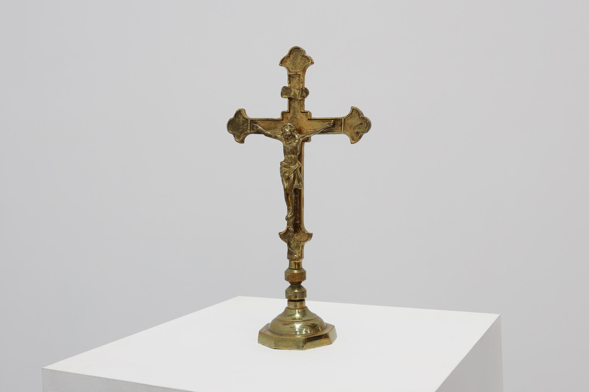 French Antique Catholic Alter or table Crucifix in cast copper, 1900s In Good Condition For Sale In Meulebeke, BE