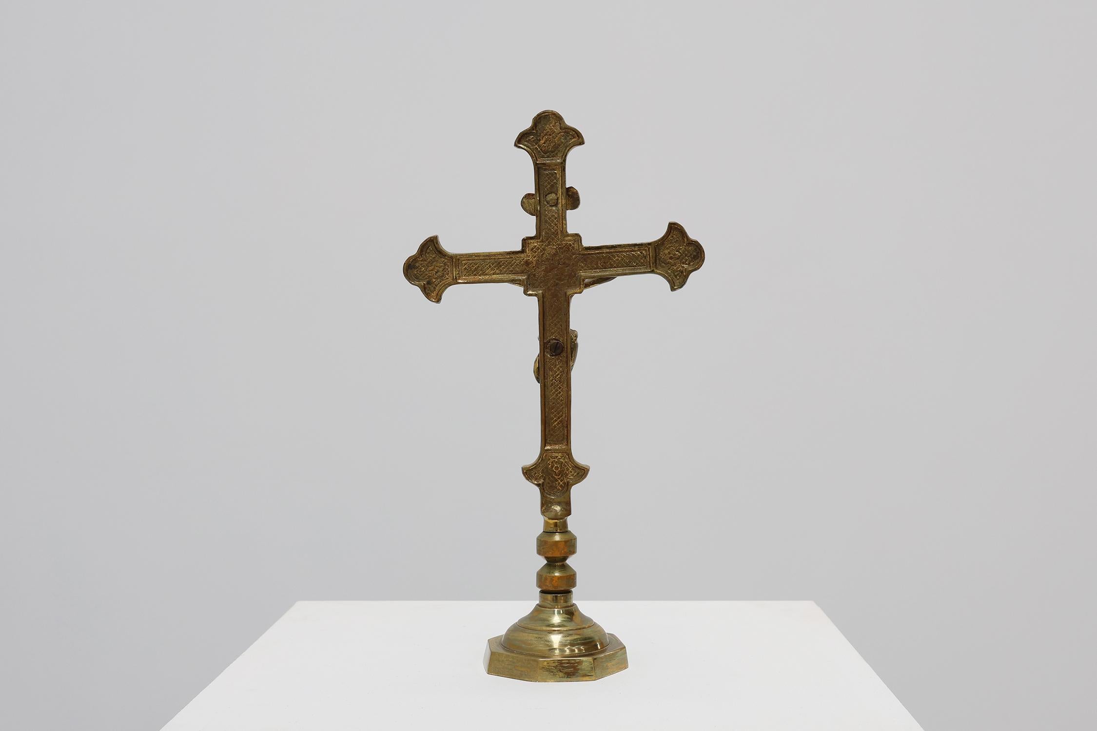 French Antique Catholic Alter or table Crucifix in cast copper, 1900s For Sale 1