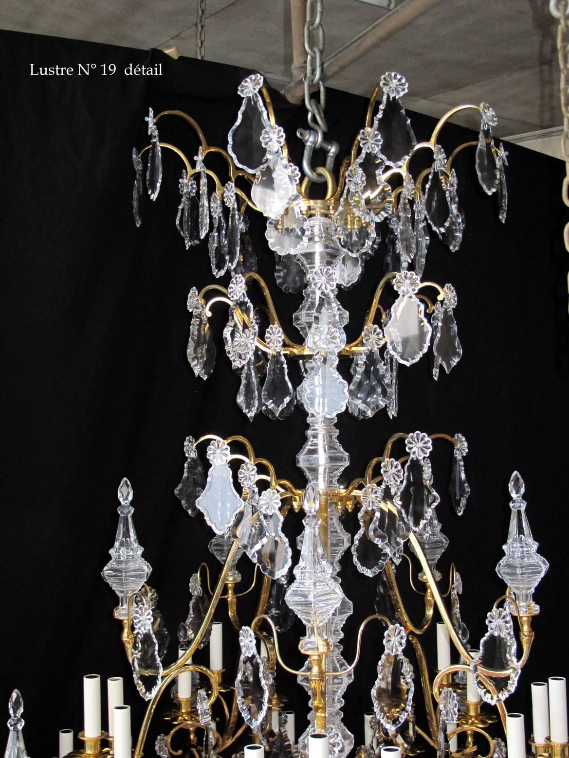French antique chandelier, origine Hotel in Paris Center 
Gilt bronze and crystal, 50 lights 
Made circa 1920 
Possibility in pair 


+ 20% TVA for CEE.
 