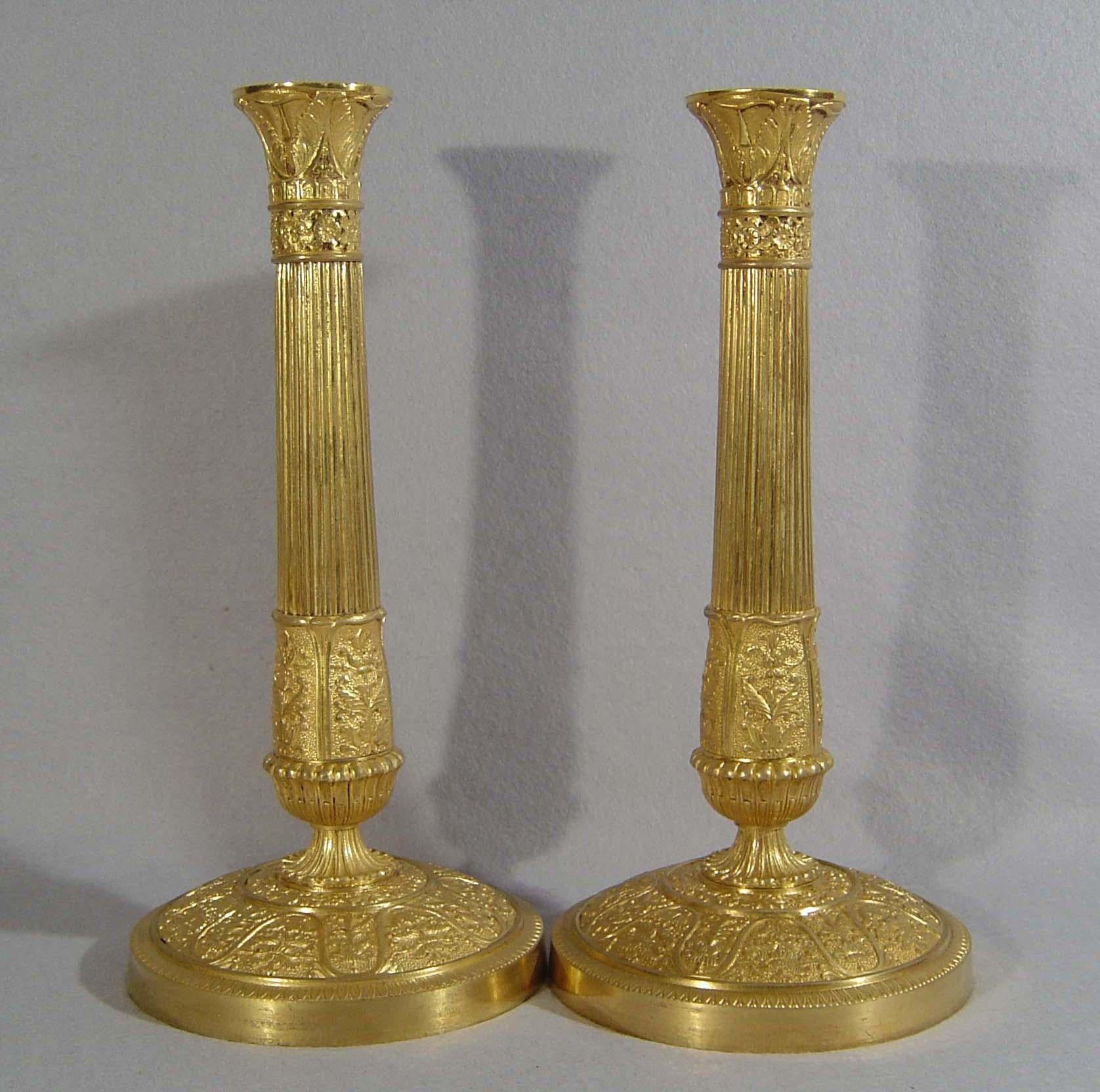 Francese Antique French Charles X Coppia di candelieri in ormolu in vendita