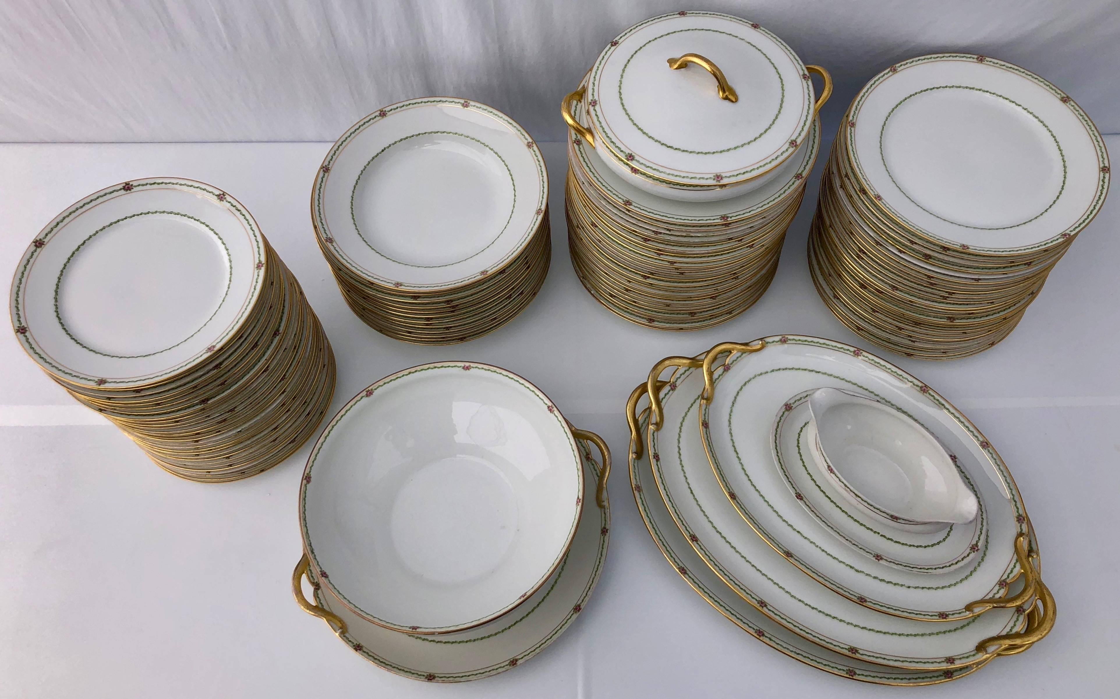 Französisches antikes China-Set 94 Teile, Weiß mit Goldbesatz und Rosen, frühe 1900er Jahre (20. Jahrhundert) im Angebot