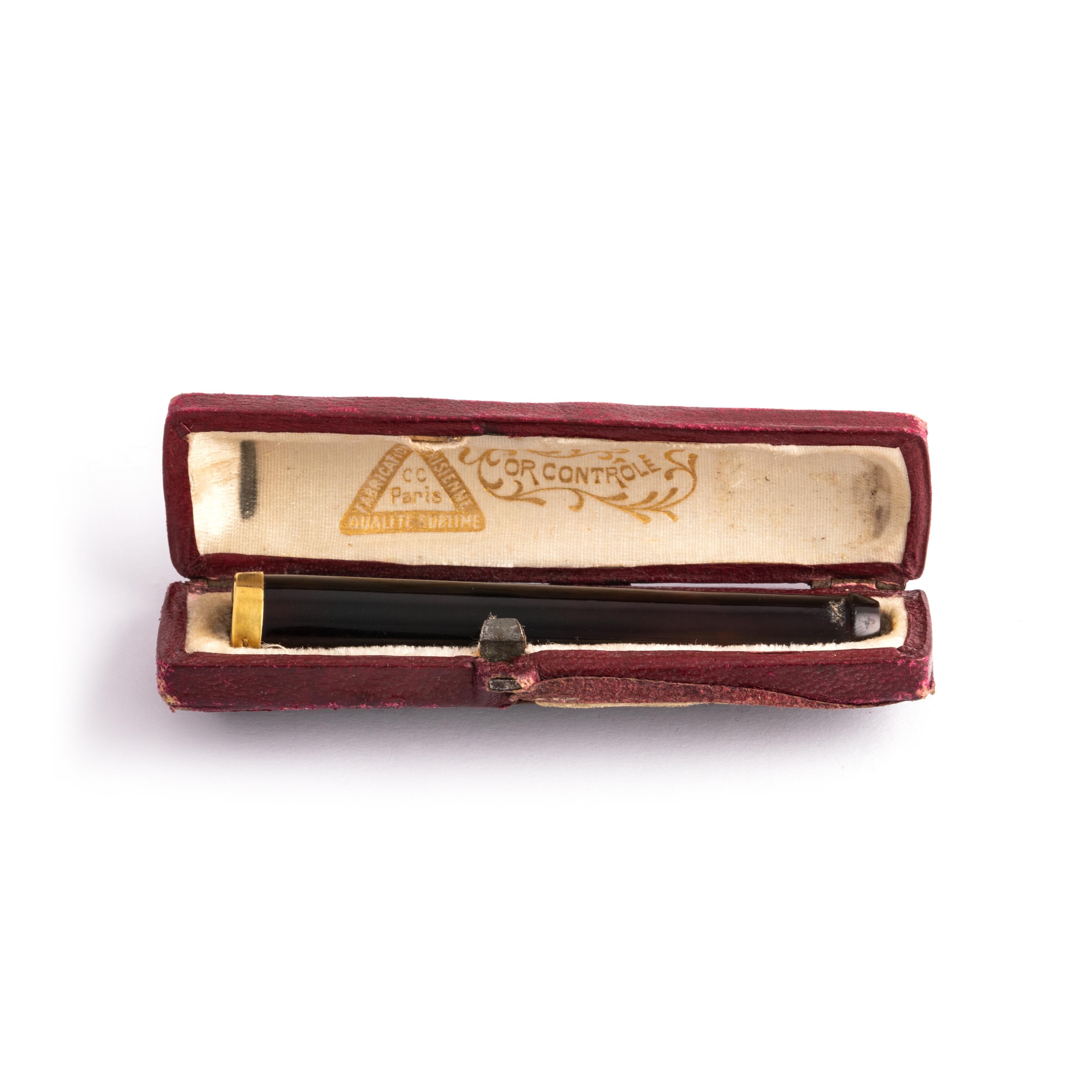 Cigarette holder yellow gold 18K.
French assay. Antique.
Original case.
Total weight: 4.72 grams.
Total length: 7.10 centimeters