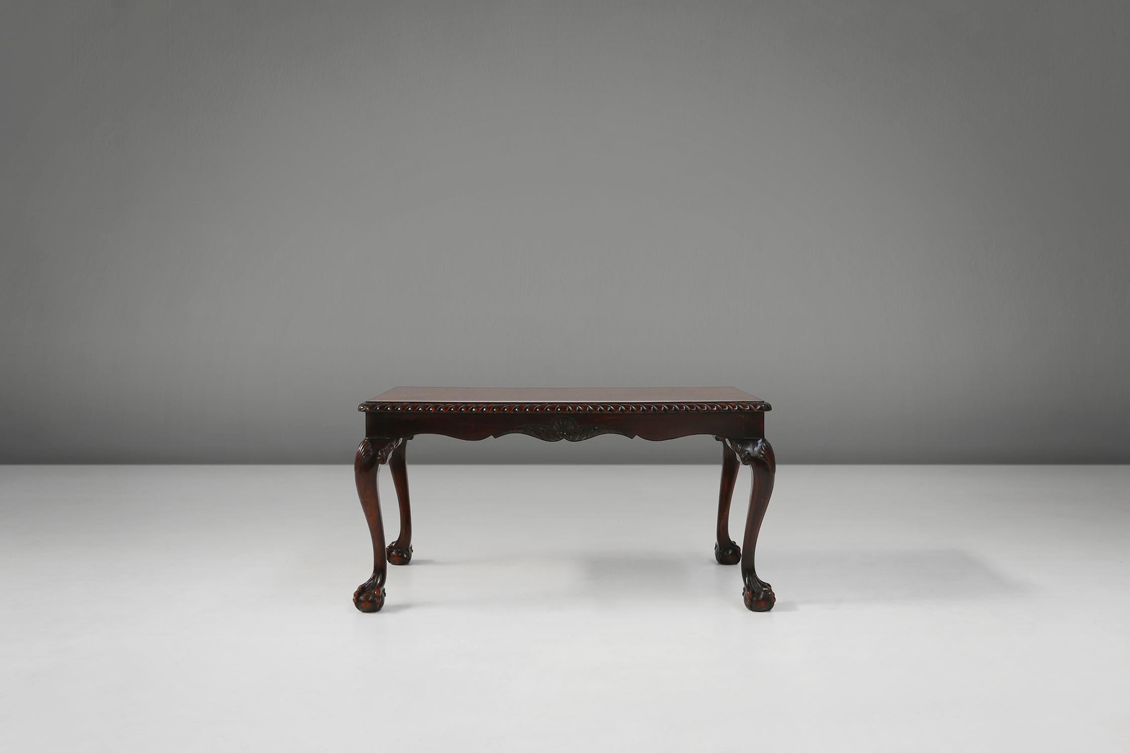 Cette table basse est un chef-d'œuvre d'artisanat traditionnel et de design intemporel, fabriqué en France au XIXe siècle.

Le plateau de la table est en bois riche et chaud avec un magnifique placage en bois de ronce qui offre une surface durable