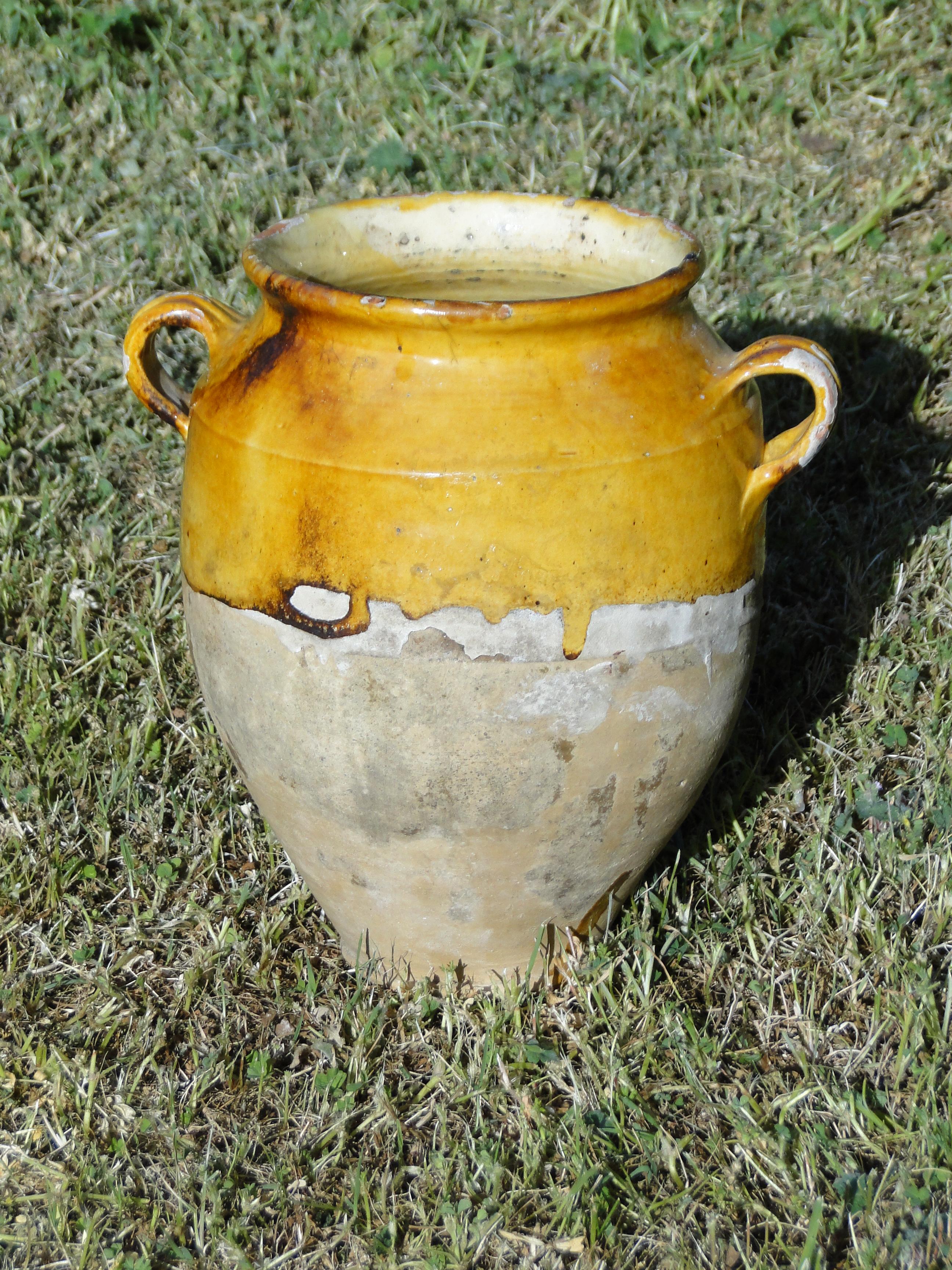 A rustic French confit pot from the late nineteenth / early twentieth-century.

Originally used for storing preserves.

This would make a lovely addition to a collection of antique pottery.

Condition and wear consistent with age and use.
 