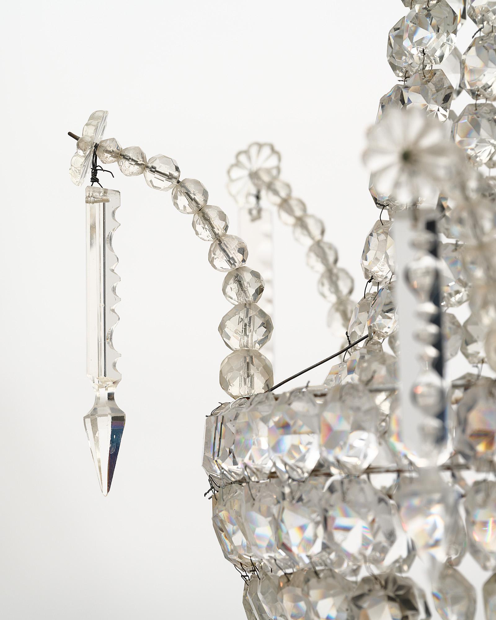 Französischer antiker Kristallkorb-Kronleuchter von Baccarat (Frühes 20. Jahrhundert) im Angebot