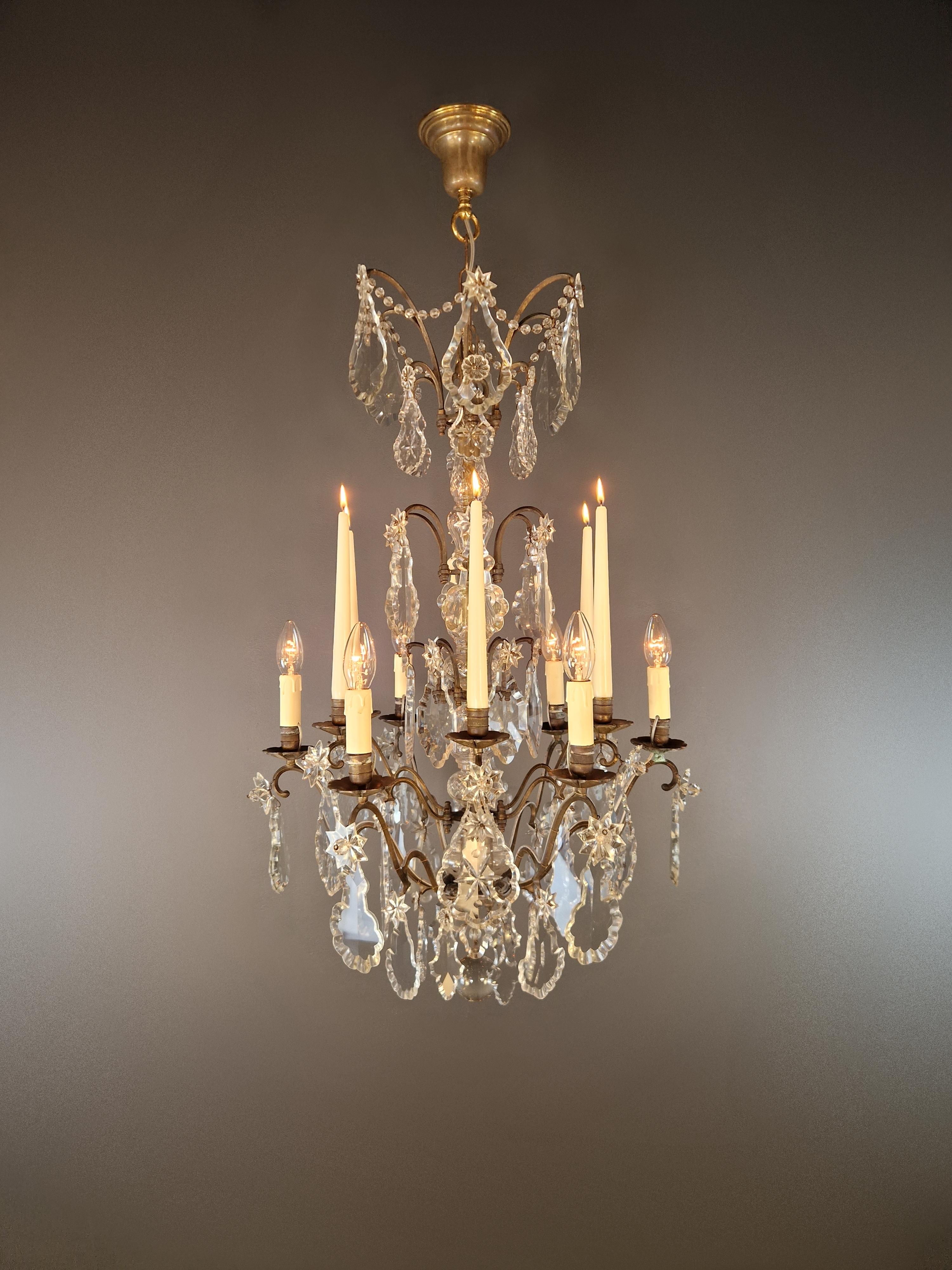 Magnifico lampadario francese del 1880 circa, meticolosamente e sapientemente restaurato nel nostro laboratorio. Tutti i cavi sono stati sostituiti e ora soddisfano gli standard moderni. Ogni elemento di cristallo è stato annodato a mano da noi,